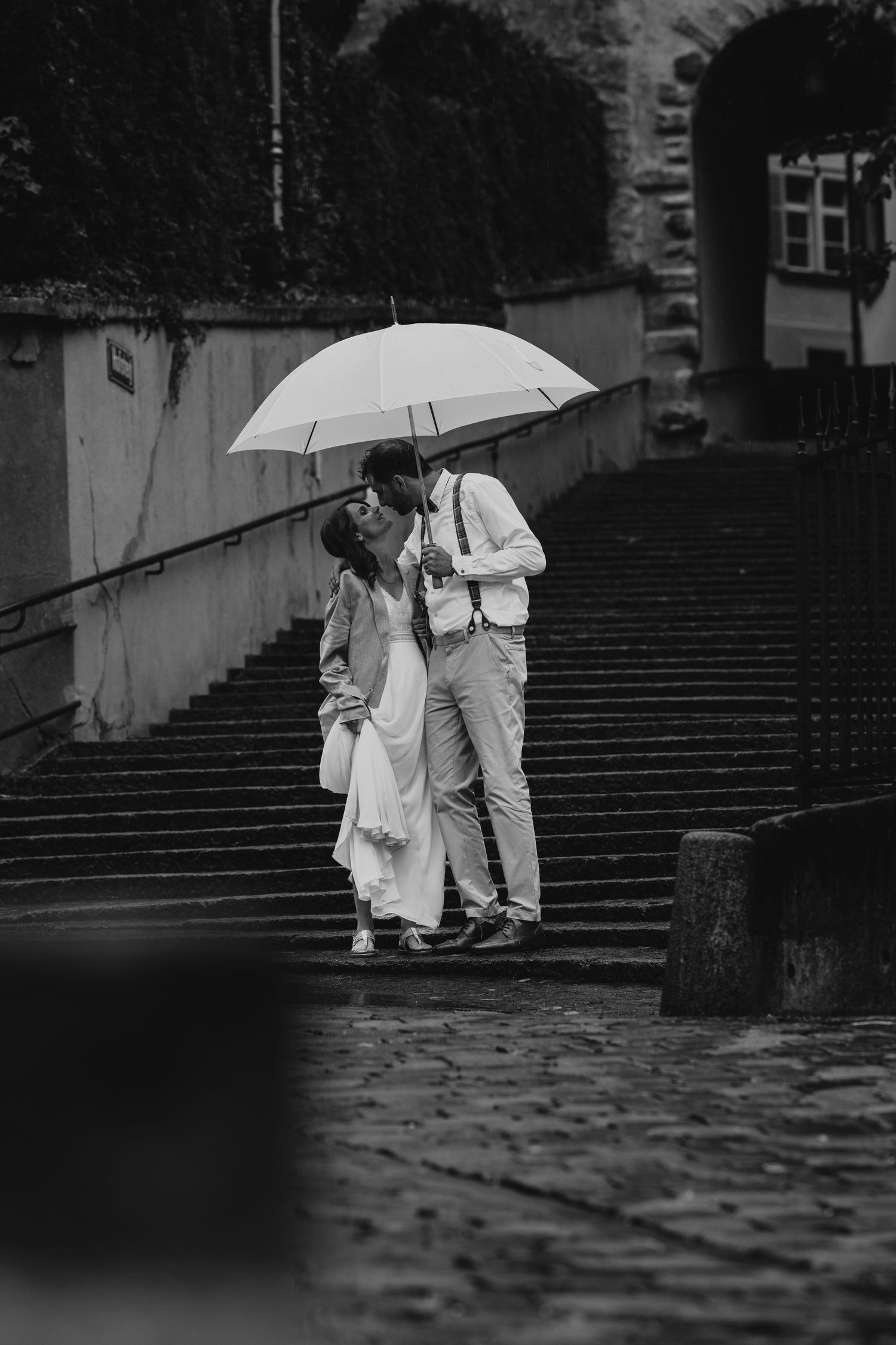 Romantisches Paarshooting mit Regenschirm in Chur, Schweiz – natürliche, emotionale Hochzeitsbilder von Mediasquad Switzerland.