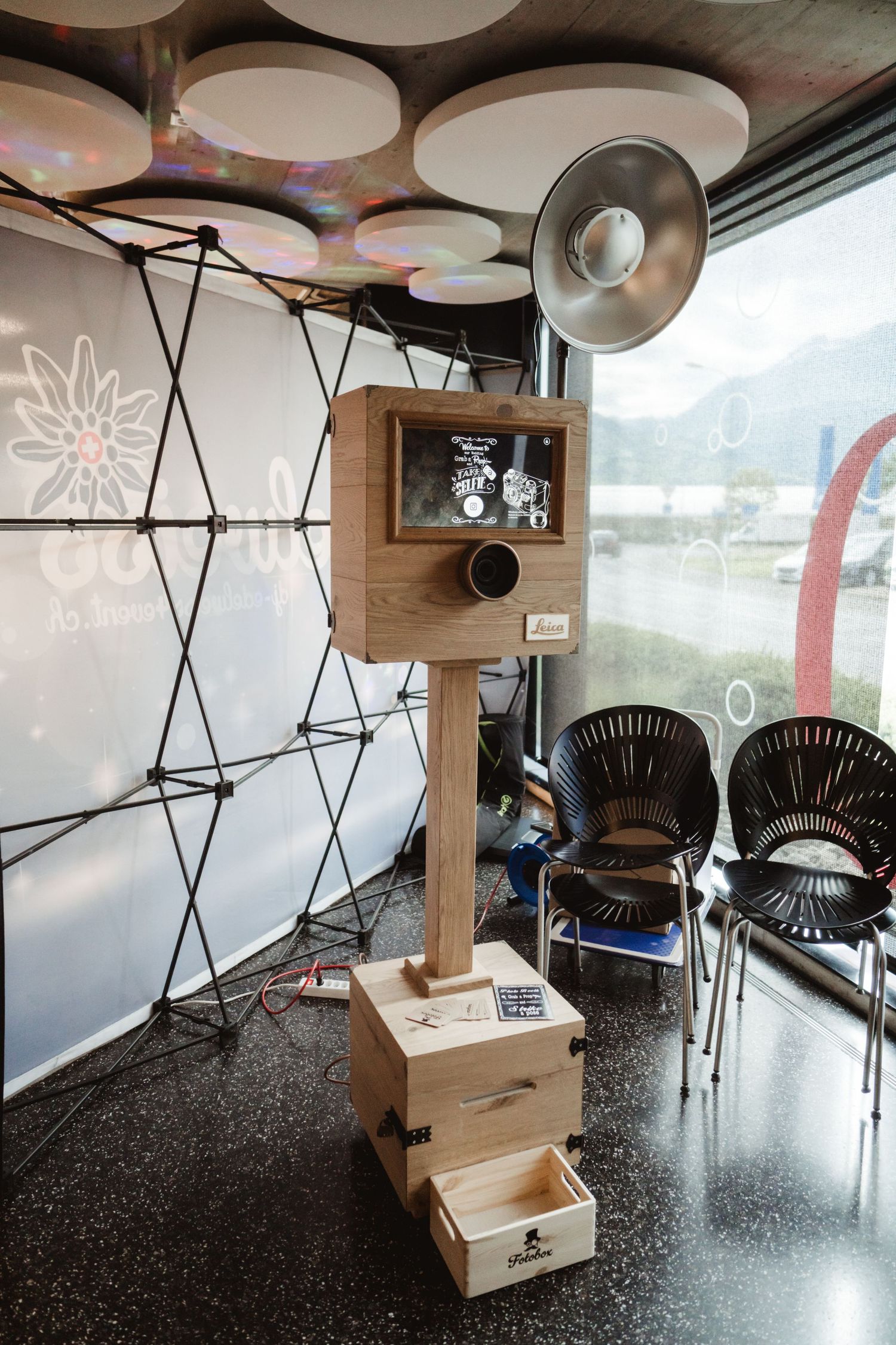 Fotobox Vermietung in der Schweiz – Mediasquad Switzerland bietet professionelle Fotobox für Hochzeiten, Events & Feiern in Graubünden & Ost
