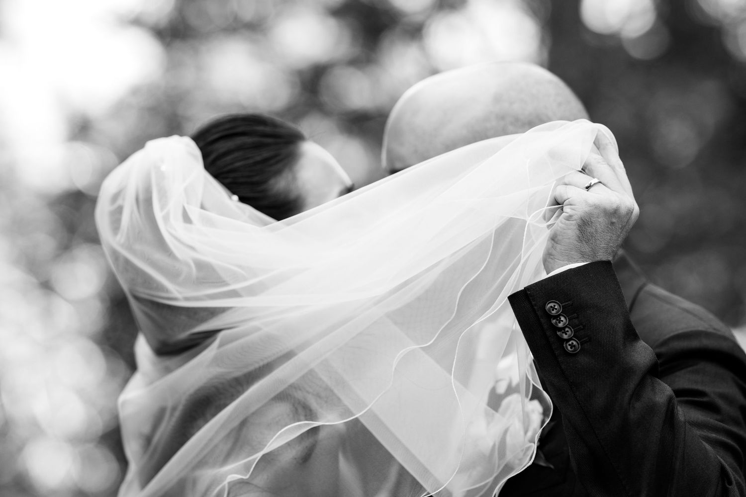 Hochzeitspaar am Schwendisee im Toggenburg, Schweiz – emotionale, natürliche Hochzeitsfotos von Mediasquad Switzerland.