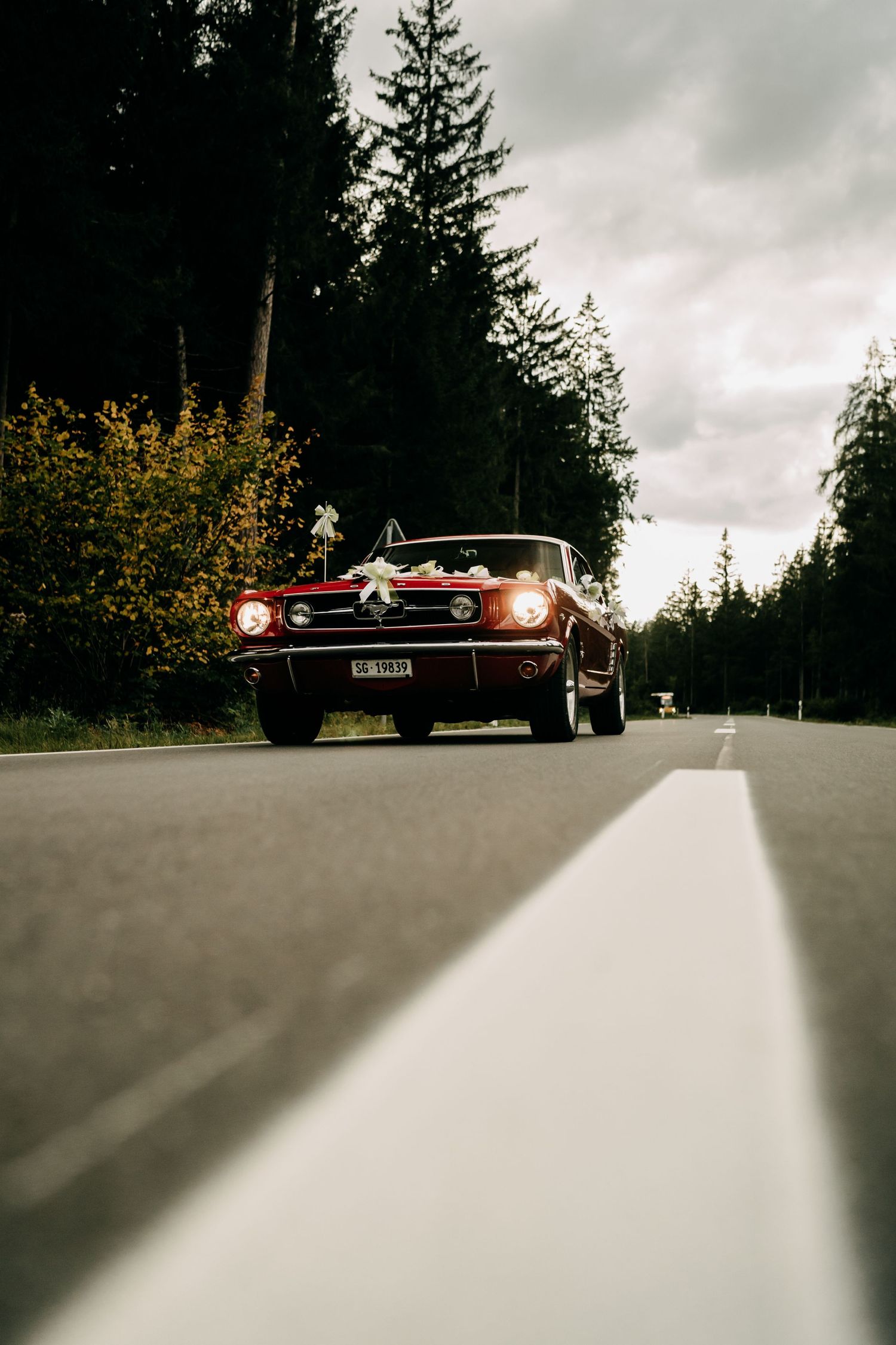 Hochzeitsshooting mit Ford Mustang in Graubünden – eindrucksvolle Kulisse auf dem Weg nach Versam, fotografiert von Mediasquad Switzerland.