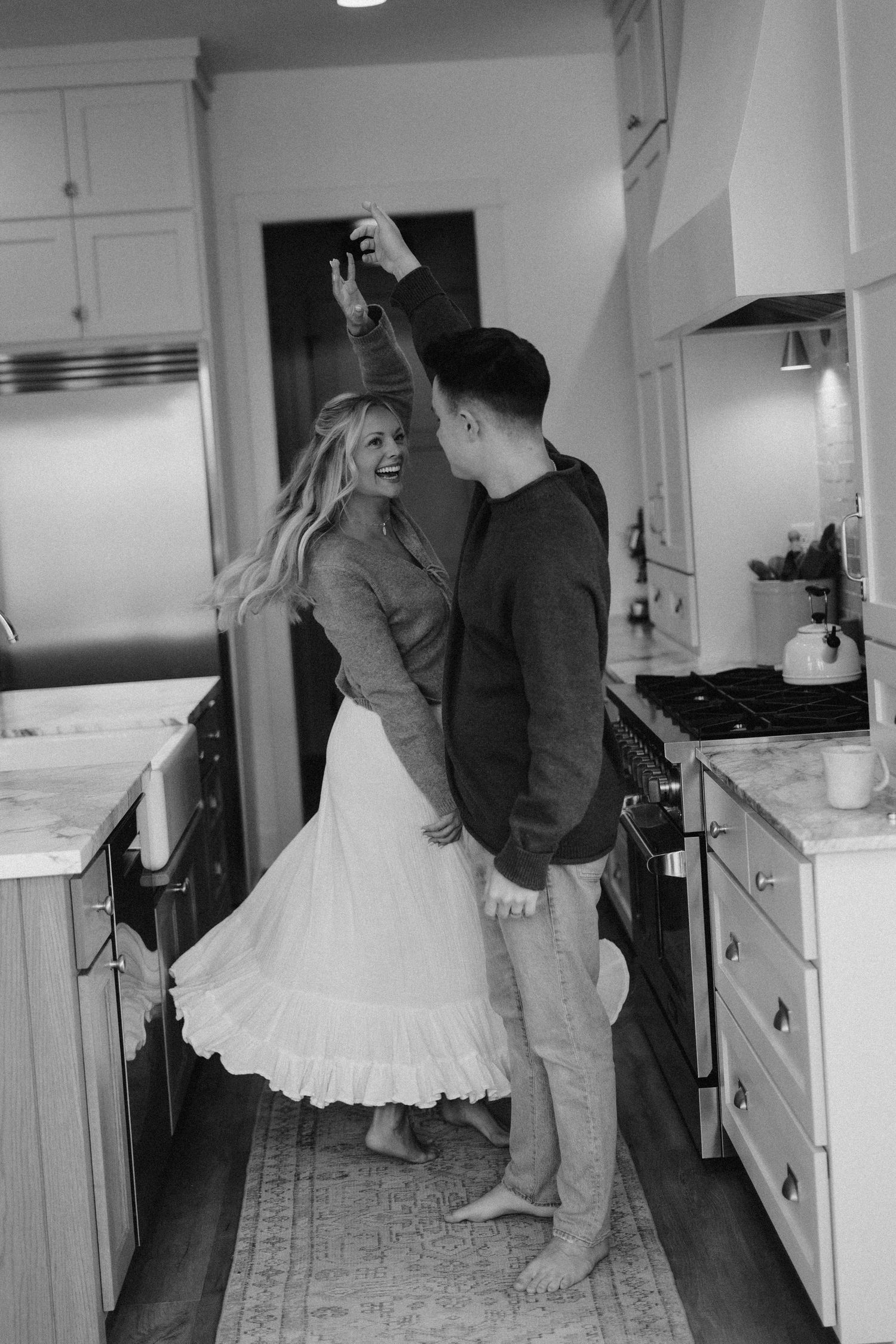 couples posing for candid, romantic couples photos