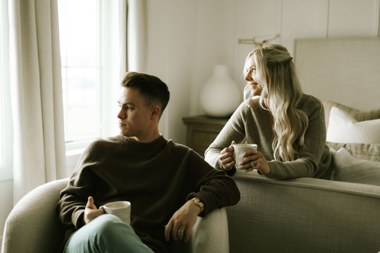 couples posing for candid, romantic couples photos