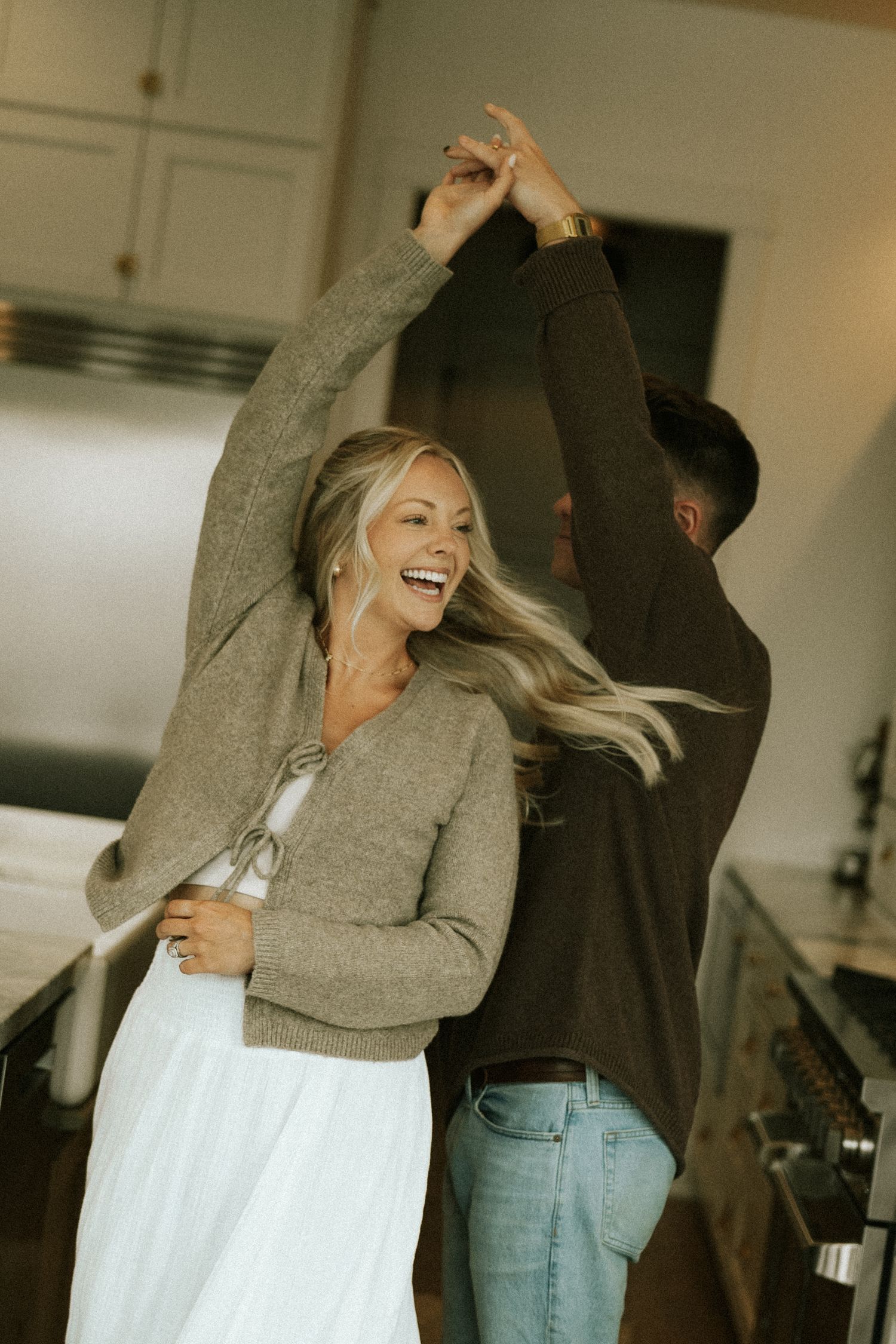 couples posing for candid, romantic couples photos