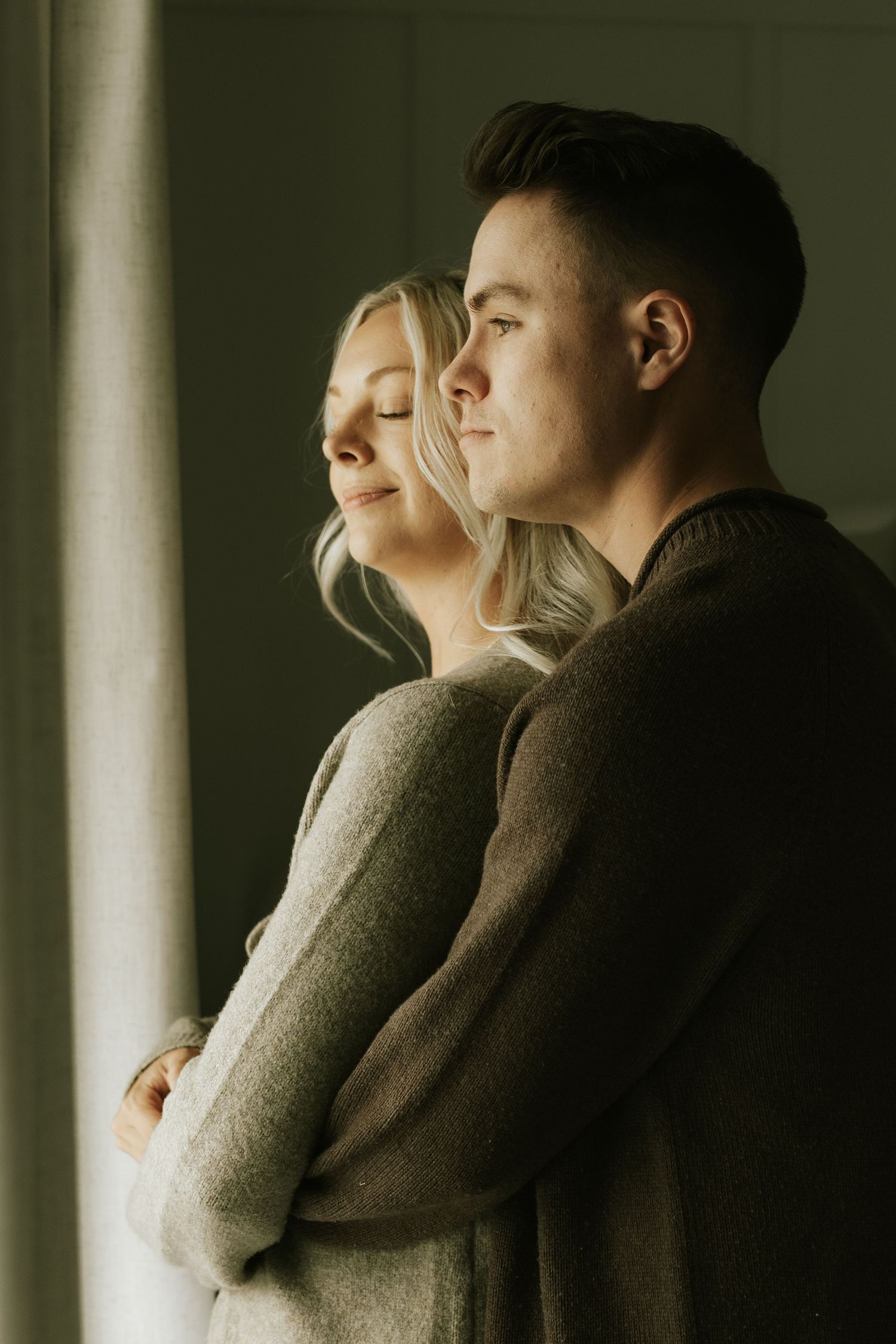 couples posing for candid, romantic couples photos