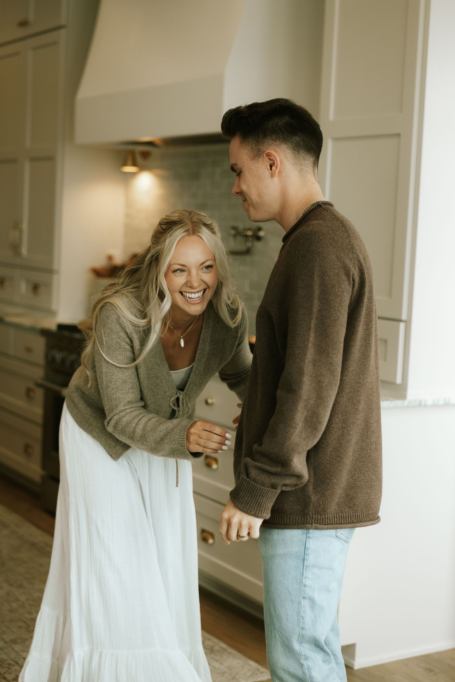 couples posing for candid, romantic couples photos