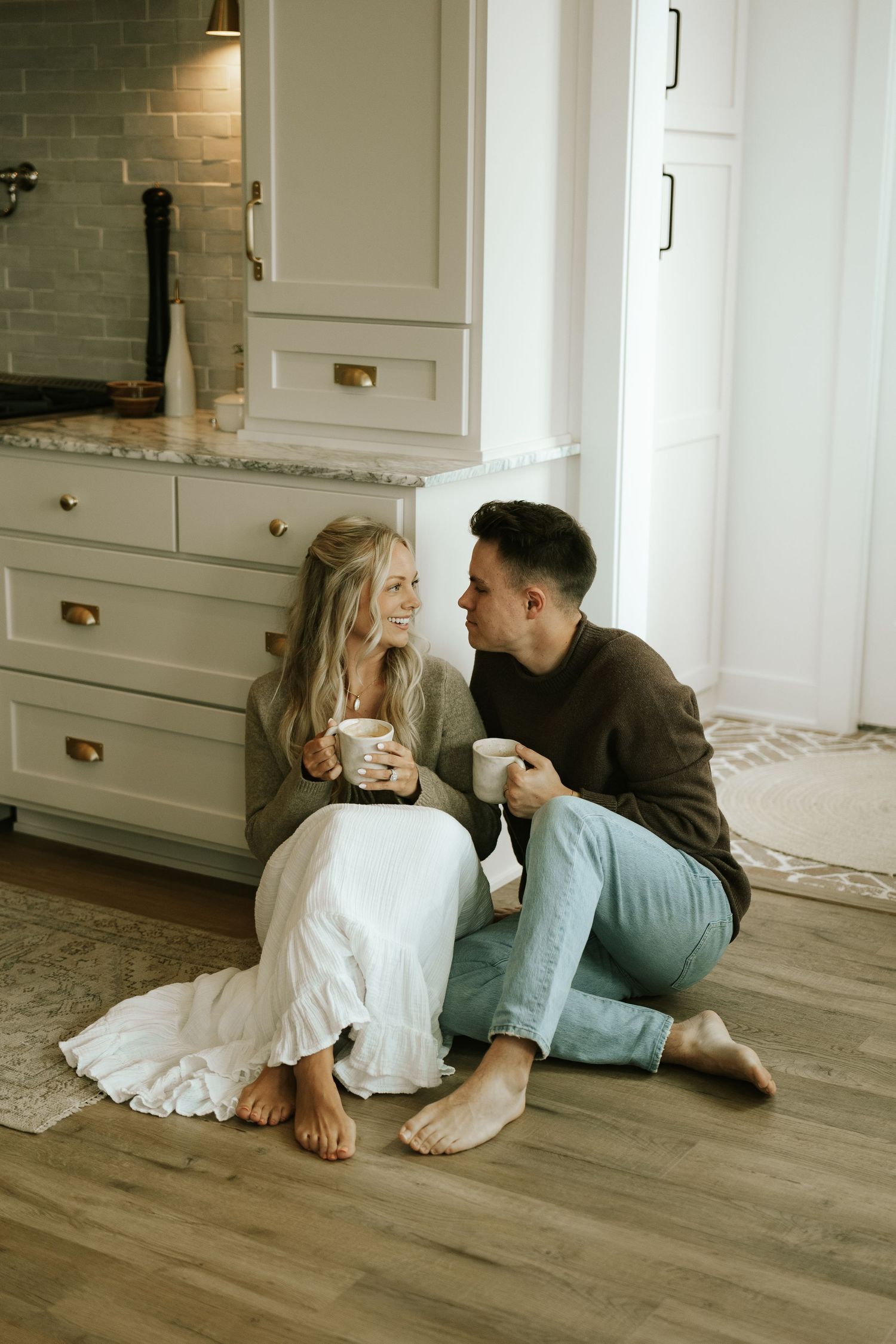 couples posing for candid, romantic couples photos