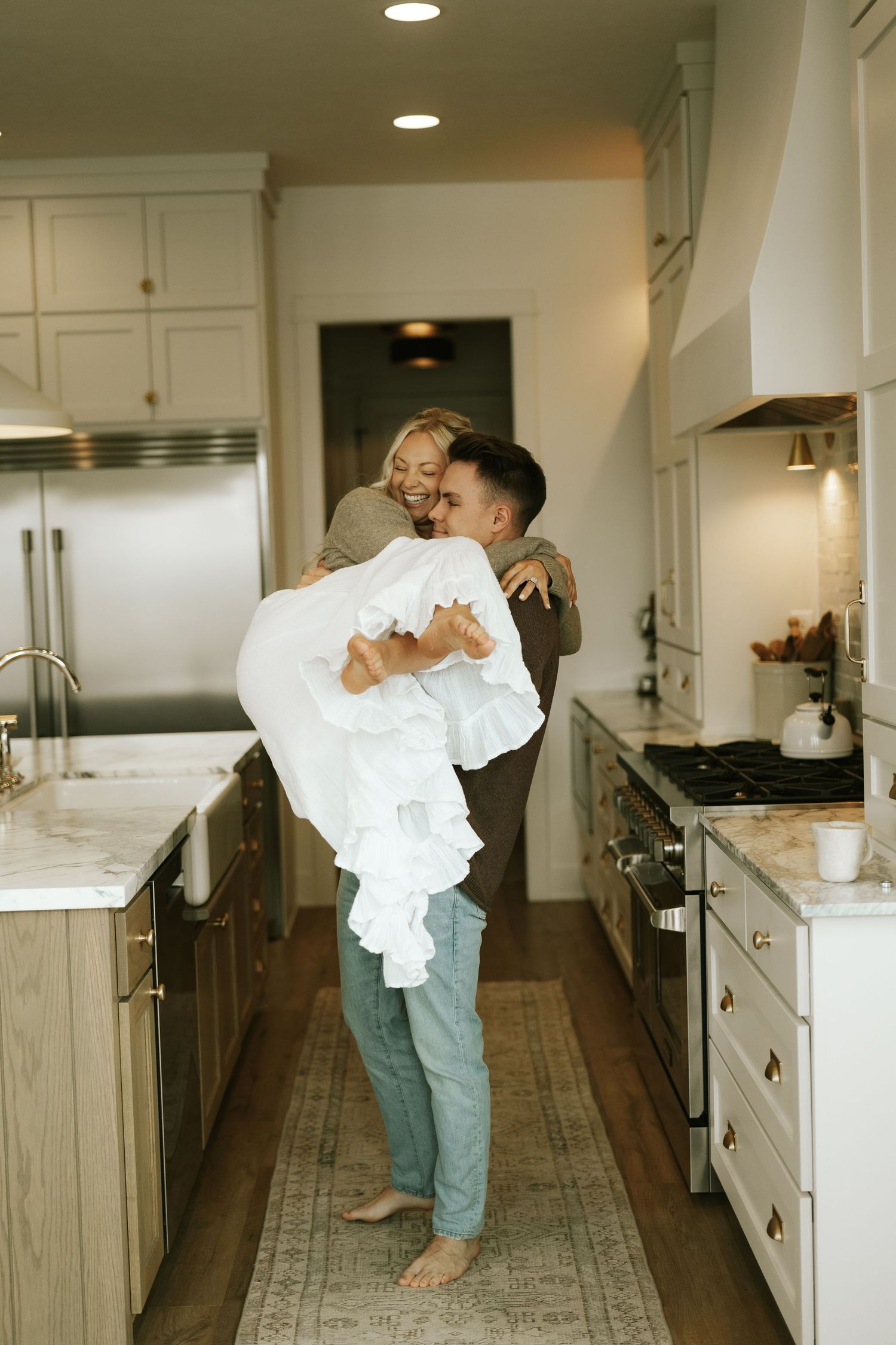 couples posing for candid, romantic couples photos