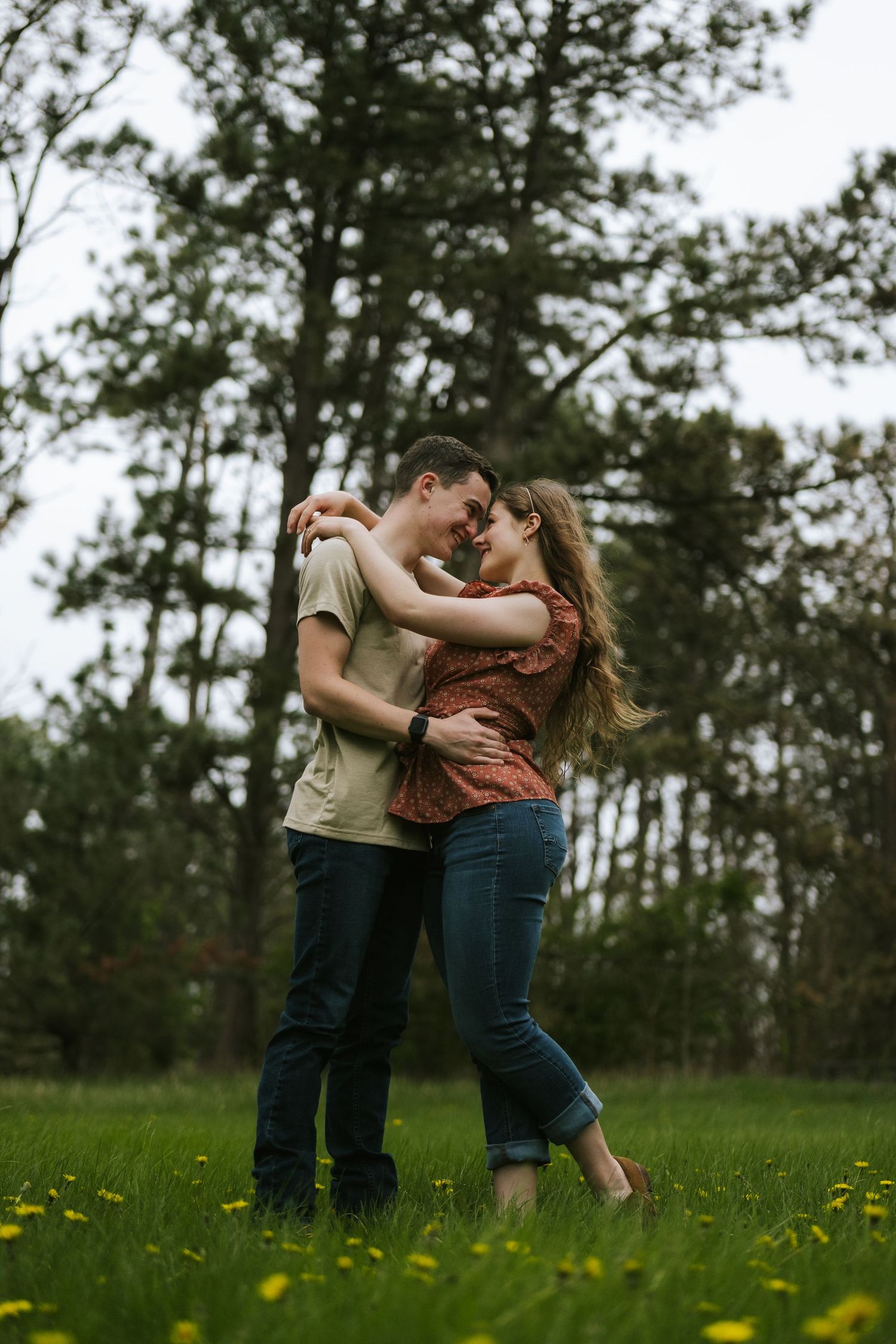 couples posing for candid couples photos