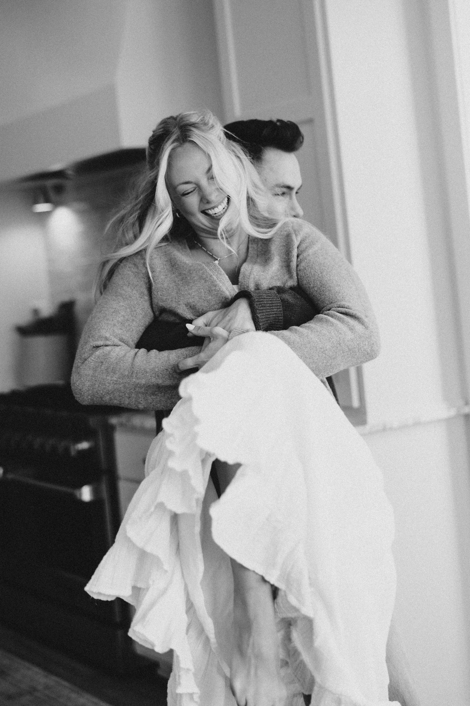 couples posing for candid, romantic couples photos