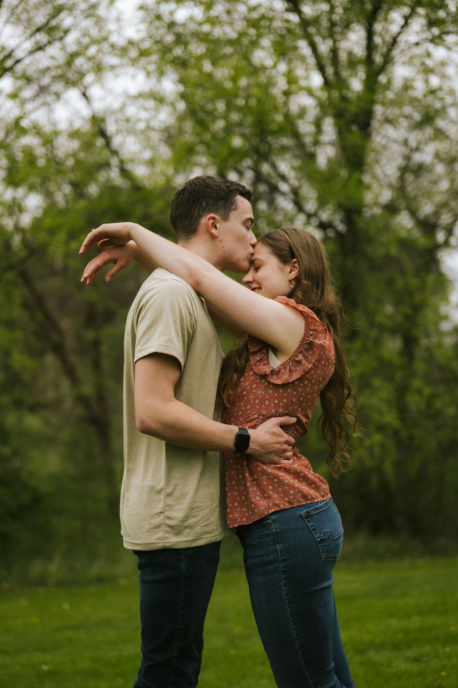 couples posing for candid couples photos