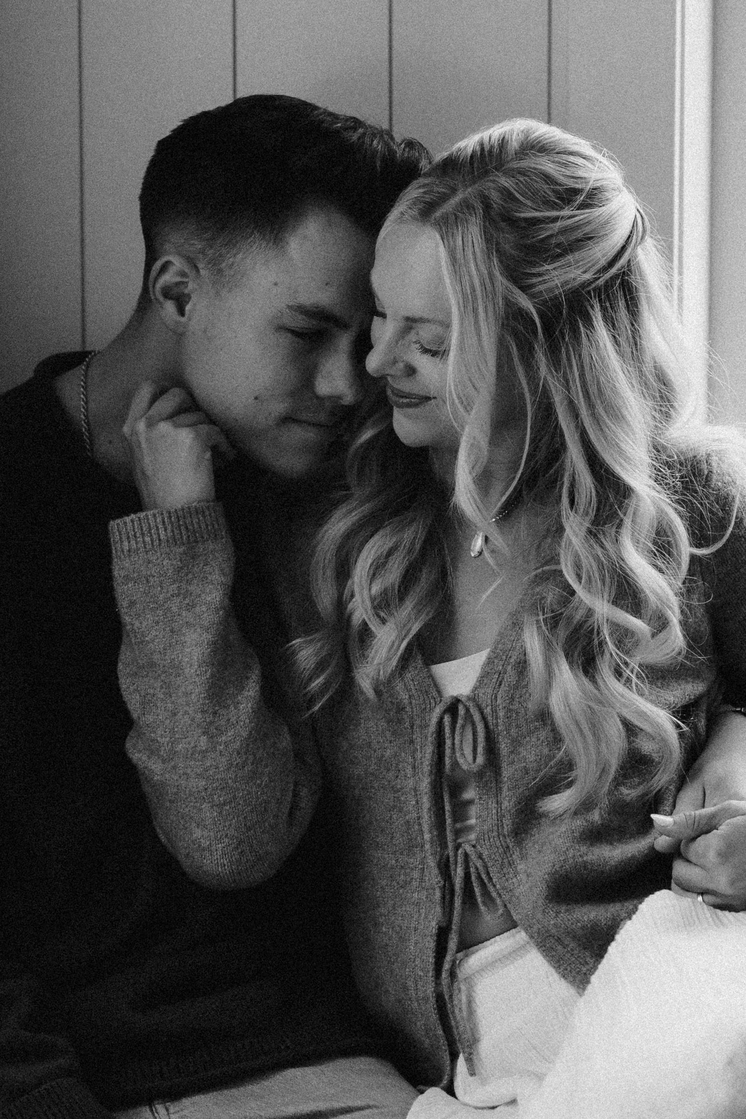 couples posing for candid, romantic couples photos