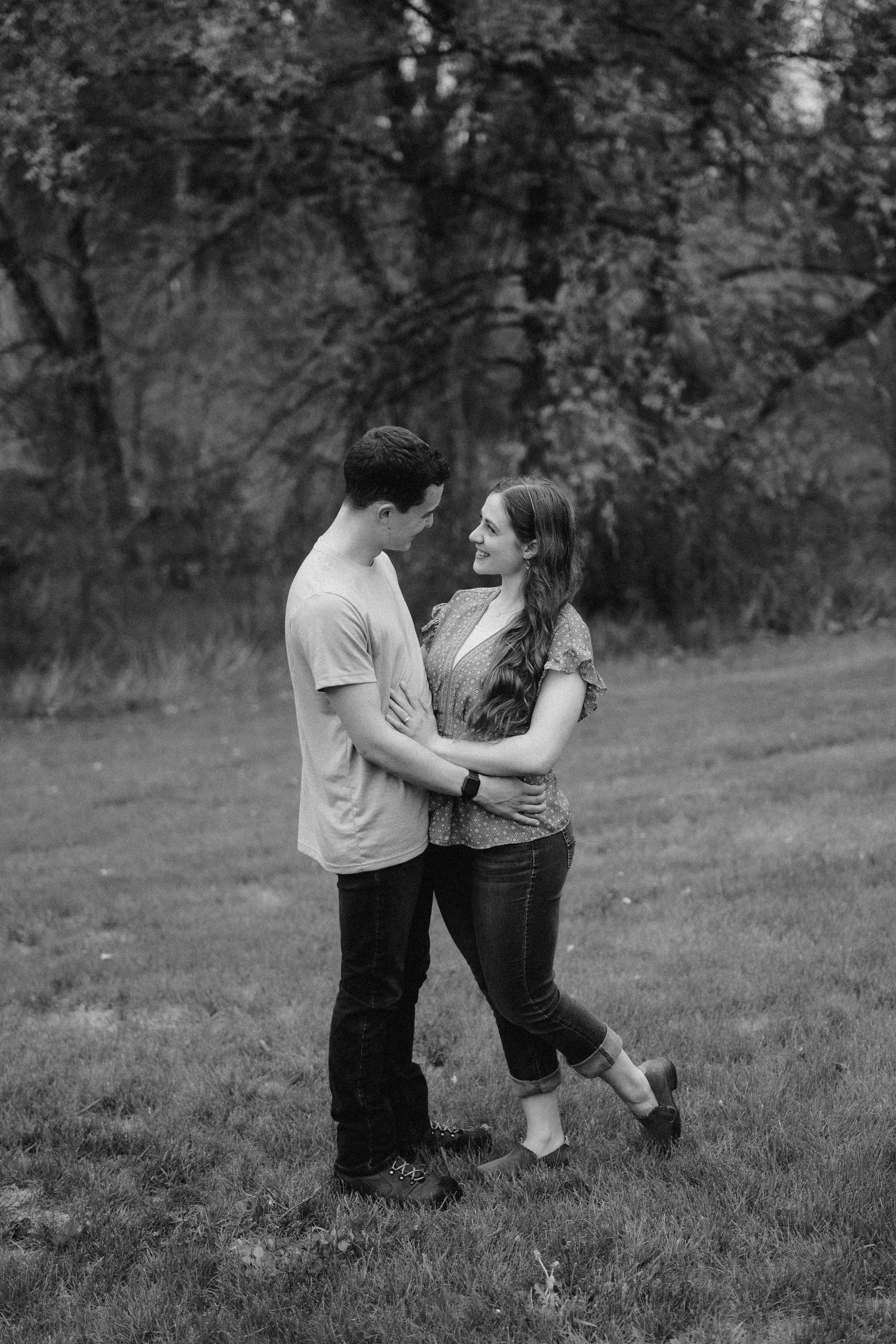 couples posing for candid couples photos