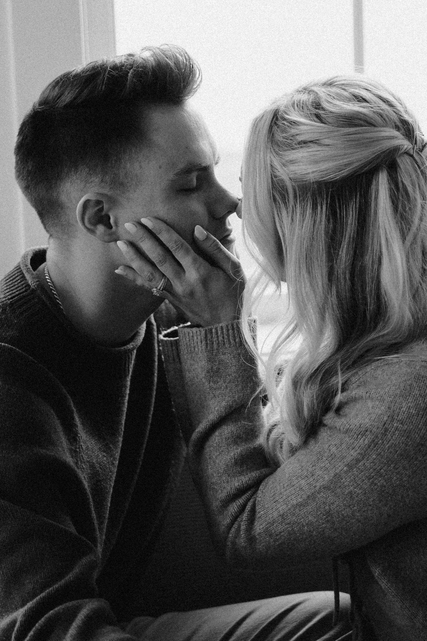 couples posing for candid, romantic couples photos