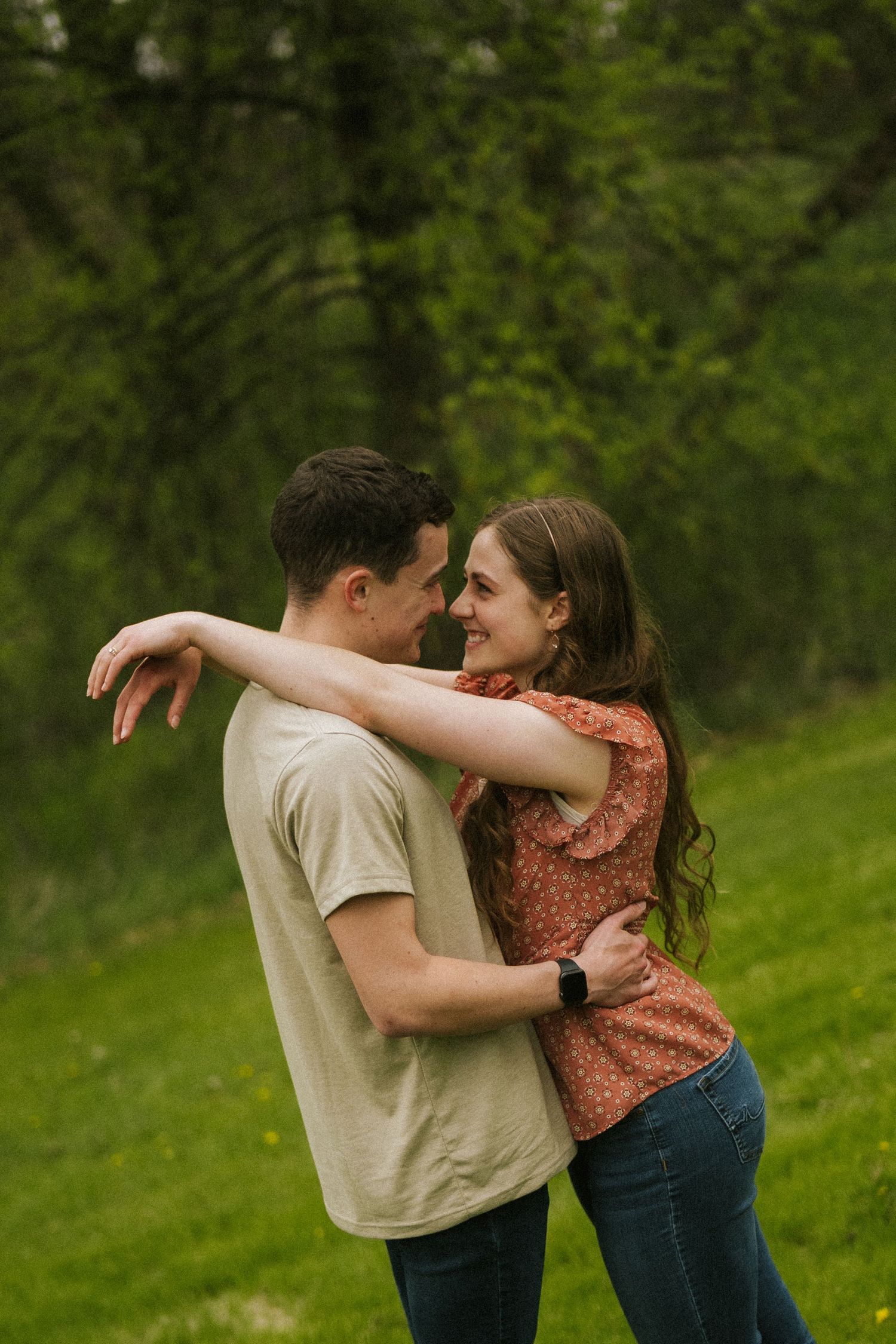couples posing for candid couples photos