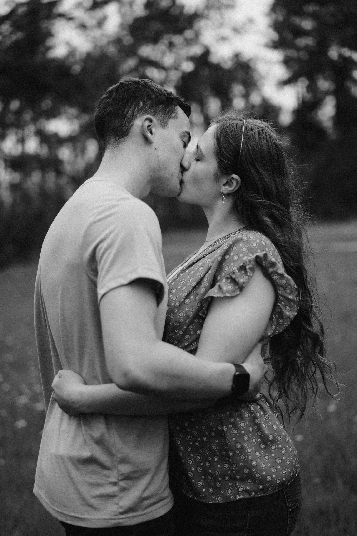 couples posing for candid couples photos