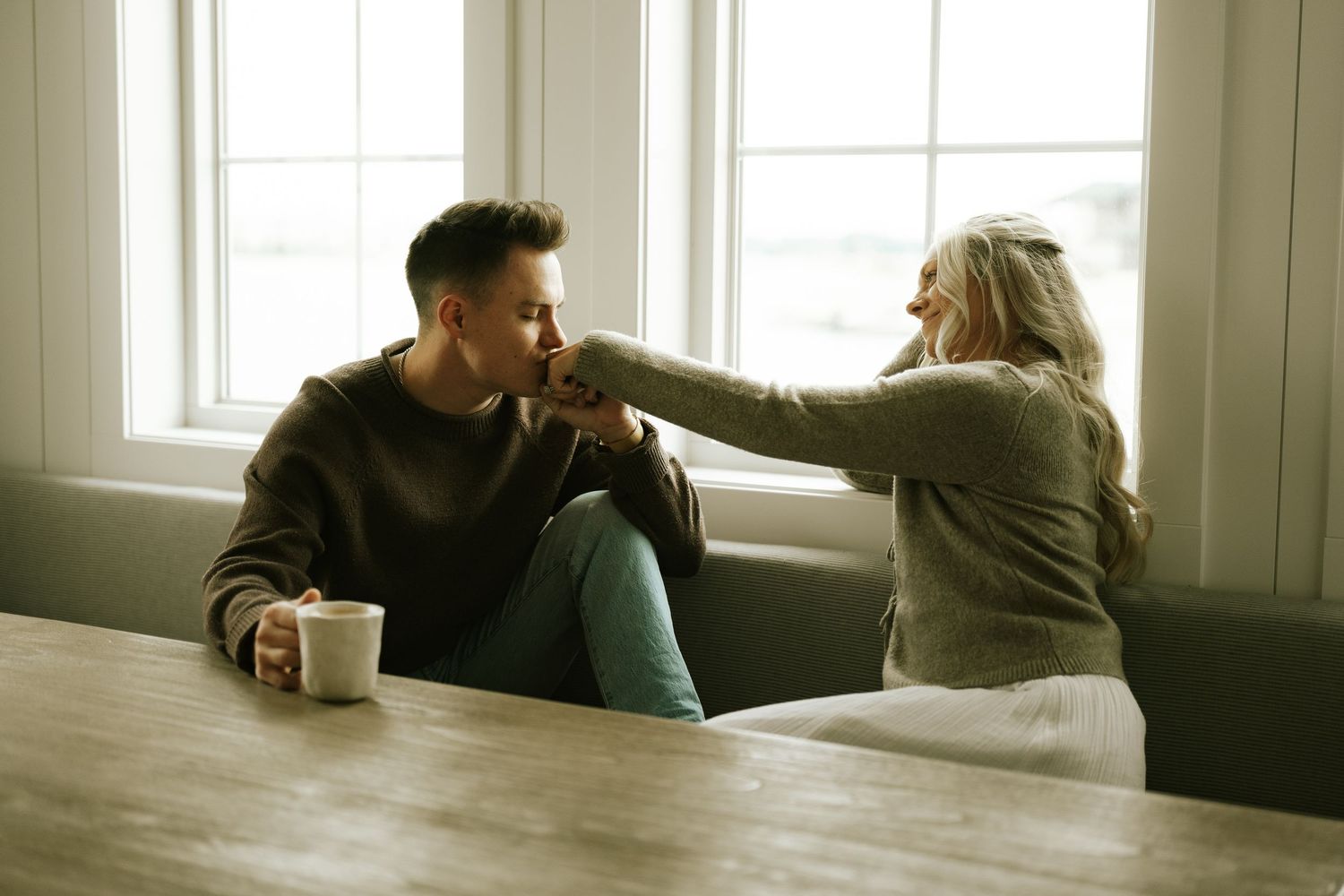 couples posing for candid, romantic couples photos