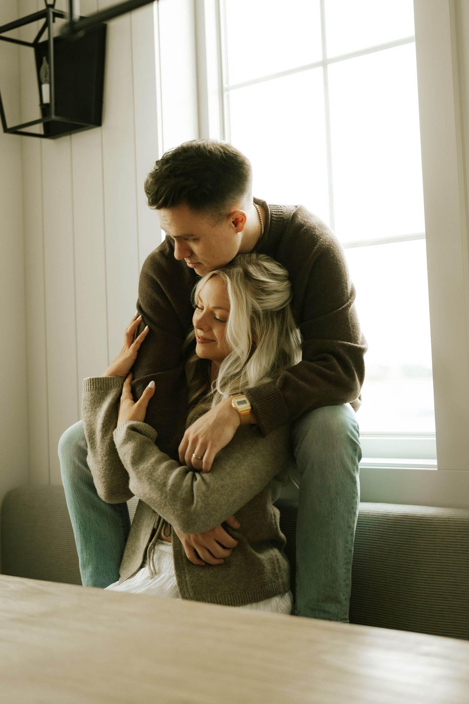 couples posing for candid, romantic couples photos