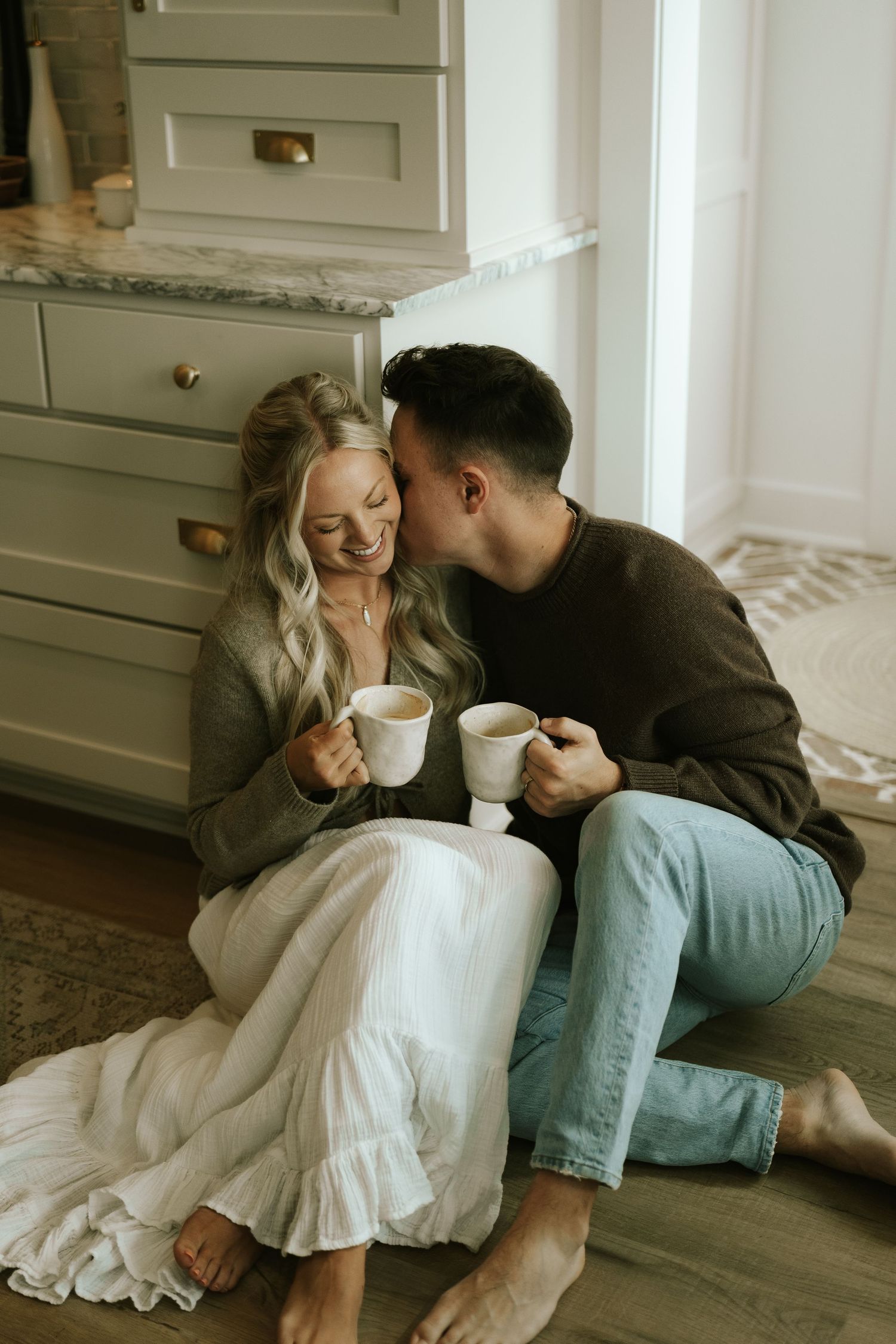 couples posing for candid, romantic couples photos