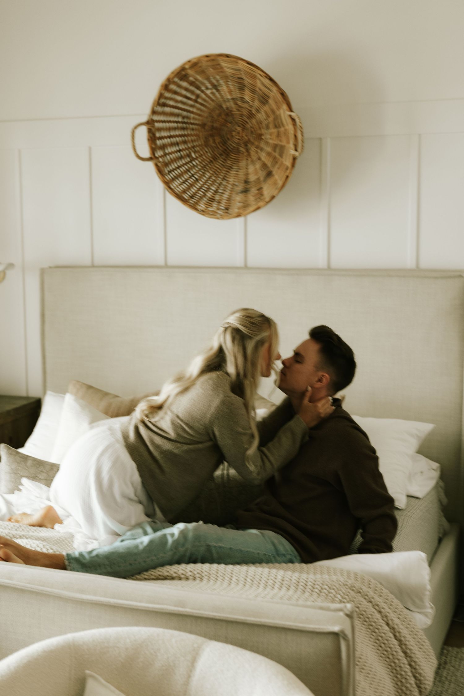 couples posing for candid, romantic couples photos