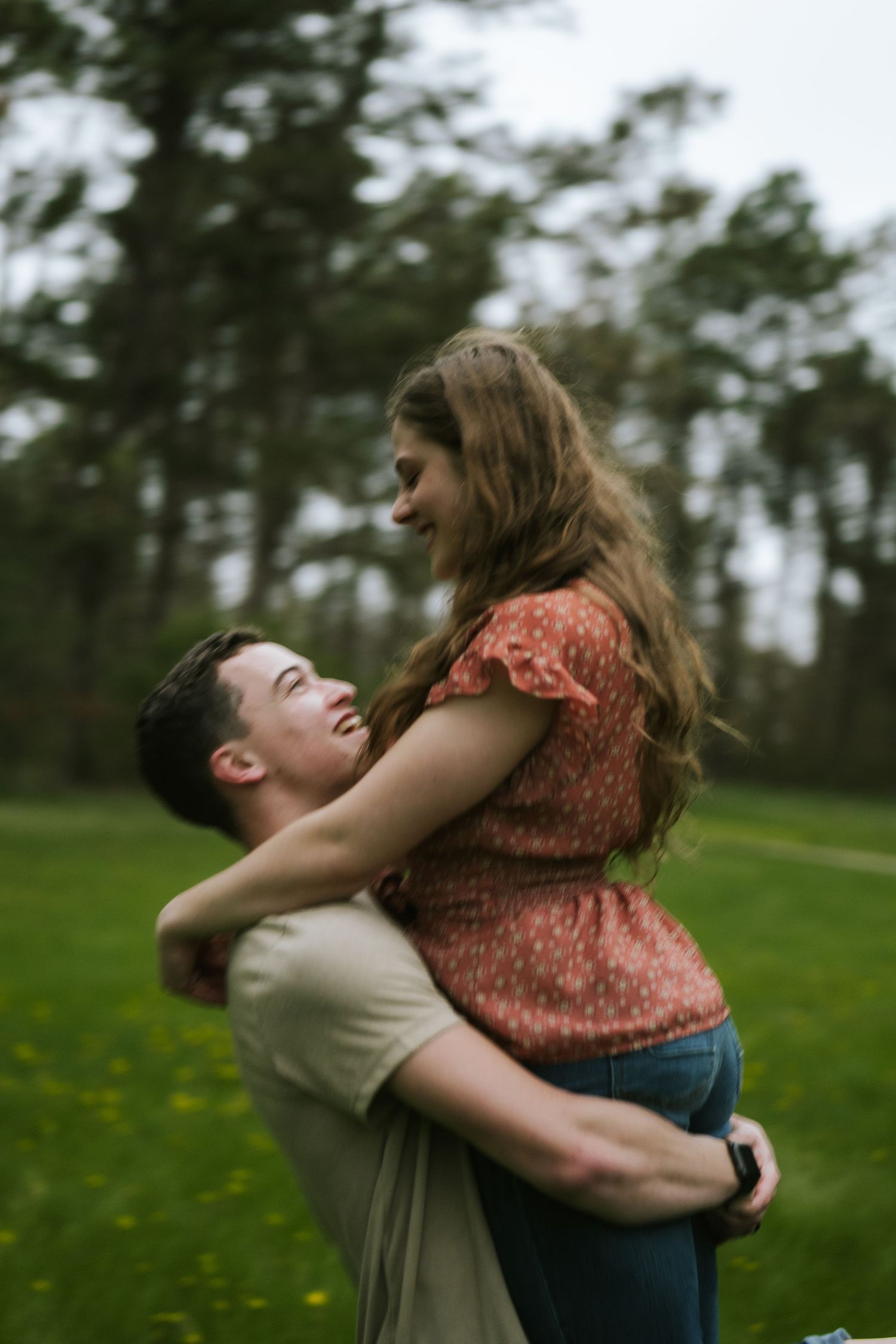 couples posing for candid couples photos