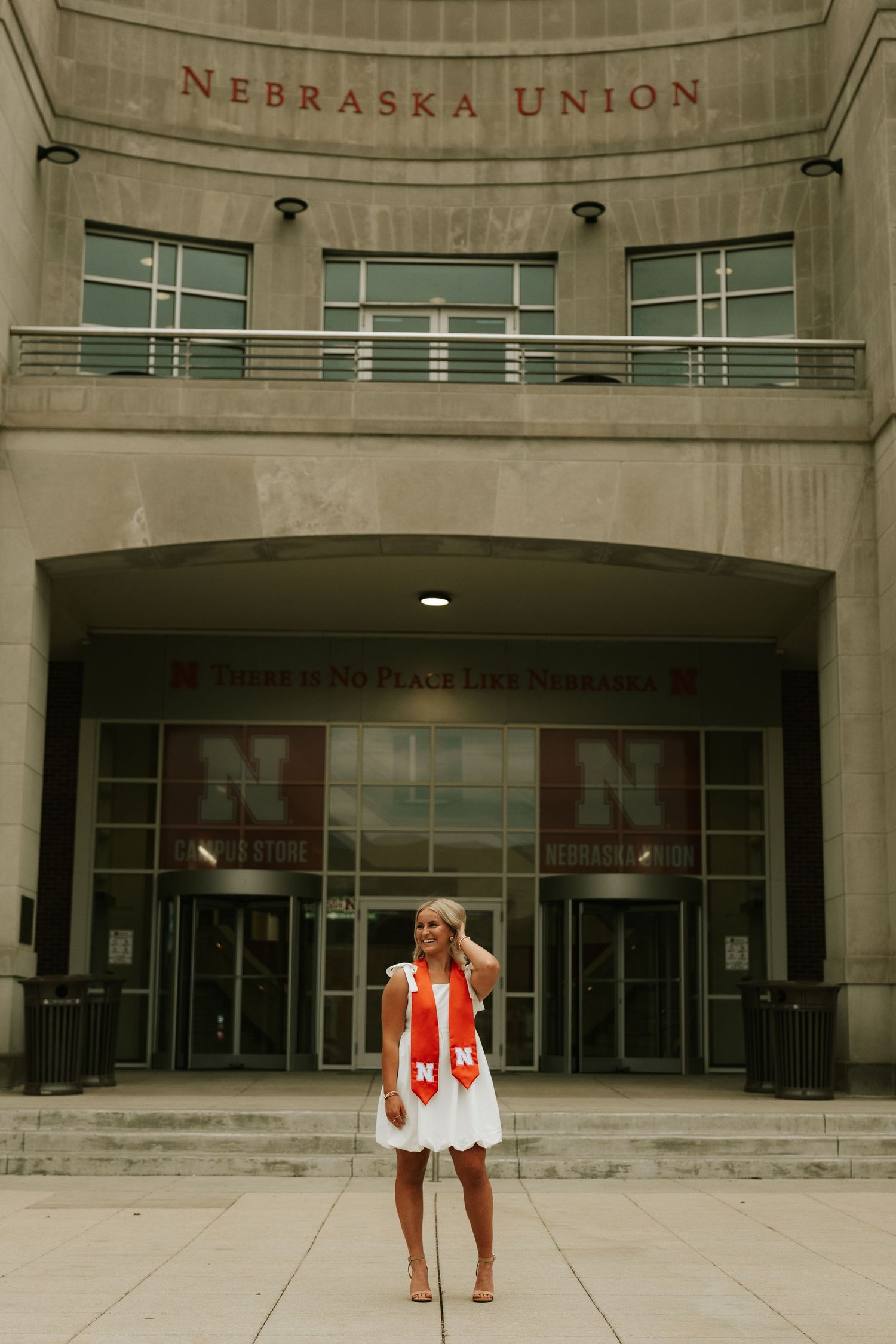 girl posing for university of lincoln nebraska grad photos