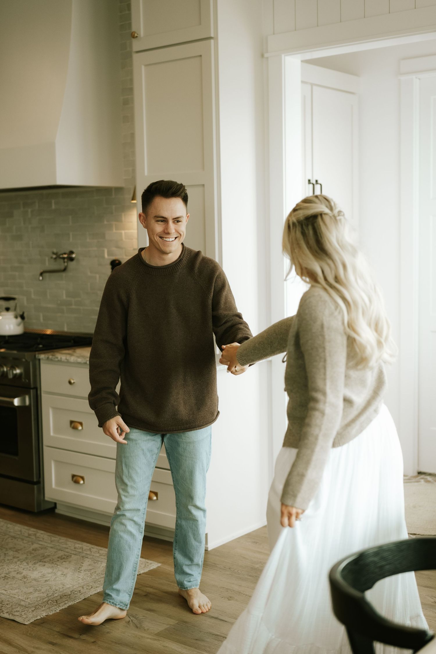 couples posing for candid, romantic couples photos