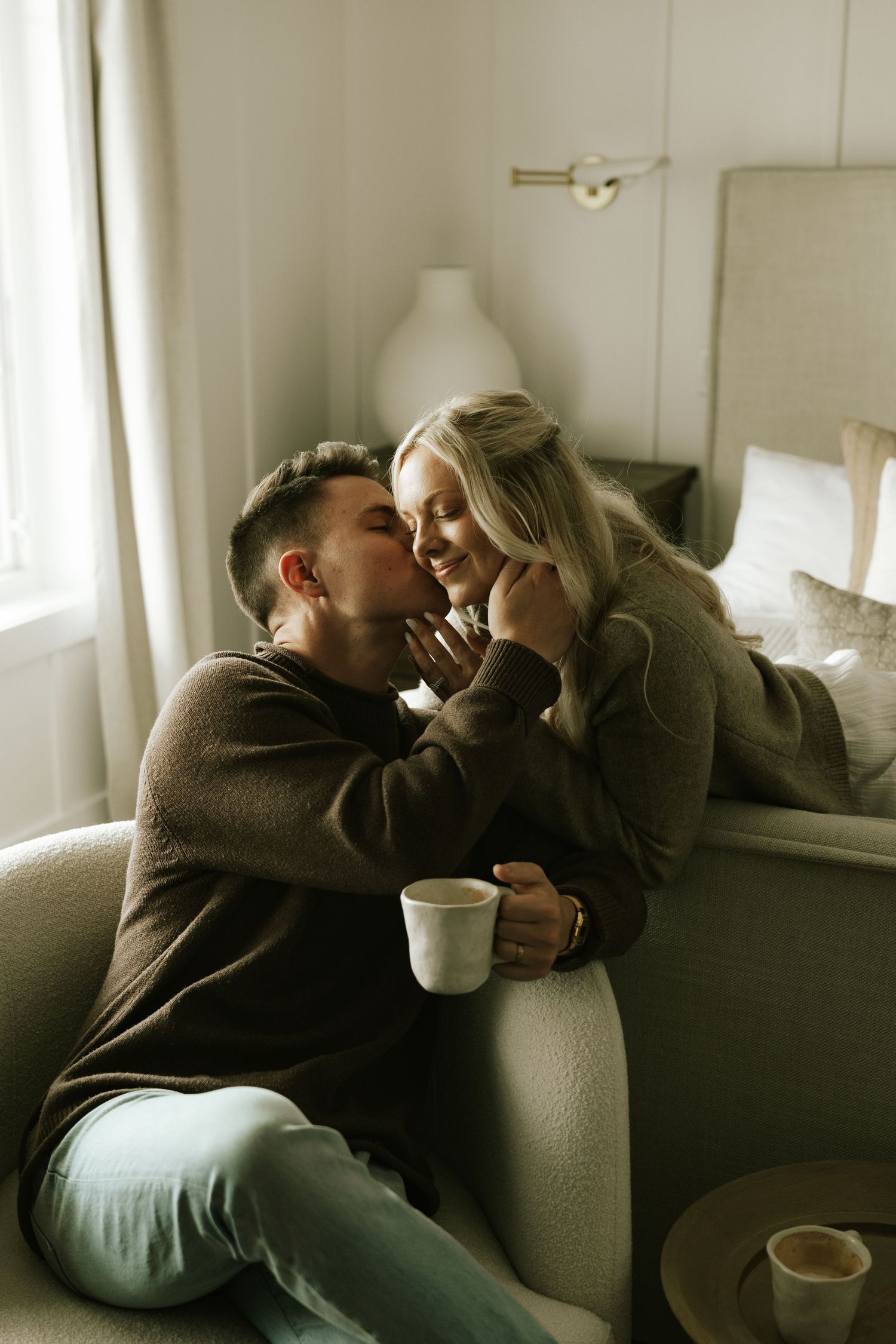 couples posing for candid, romantic couples photos