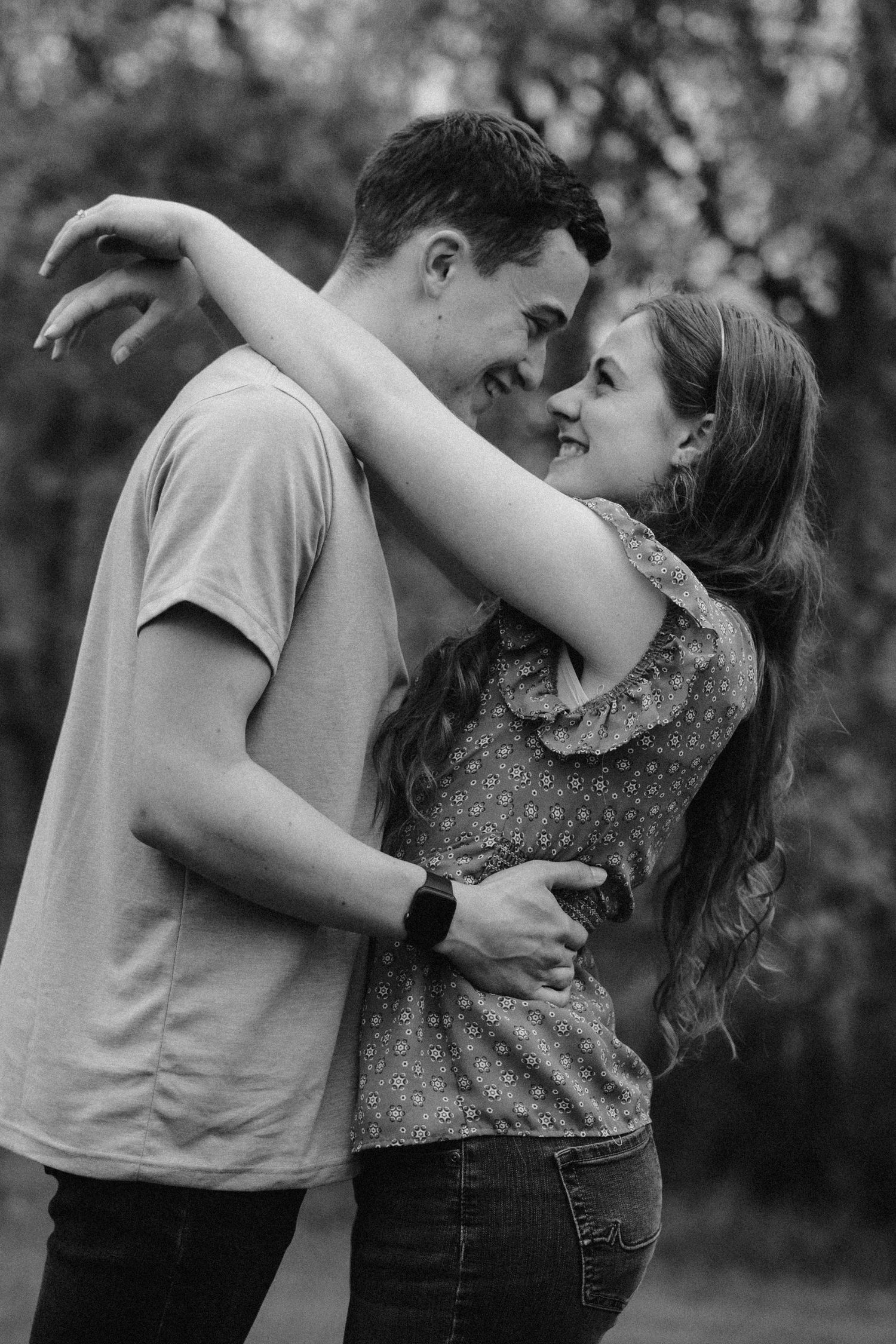 couples posing for candid couples photos