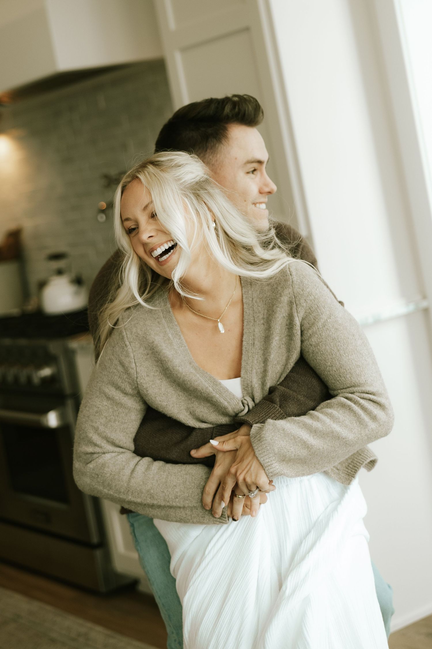 couples posing for candid, romantic couples photos