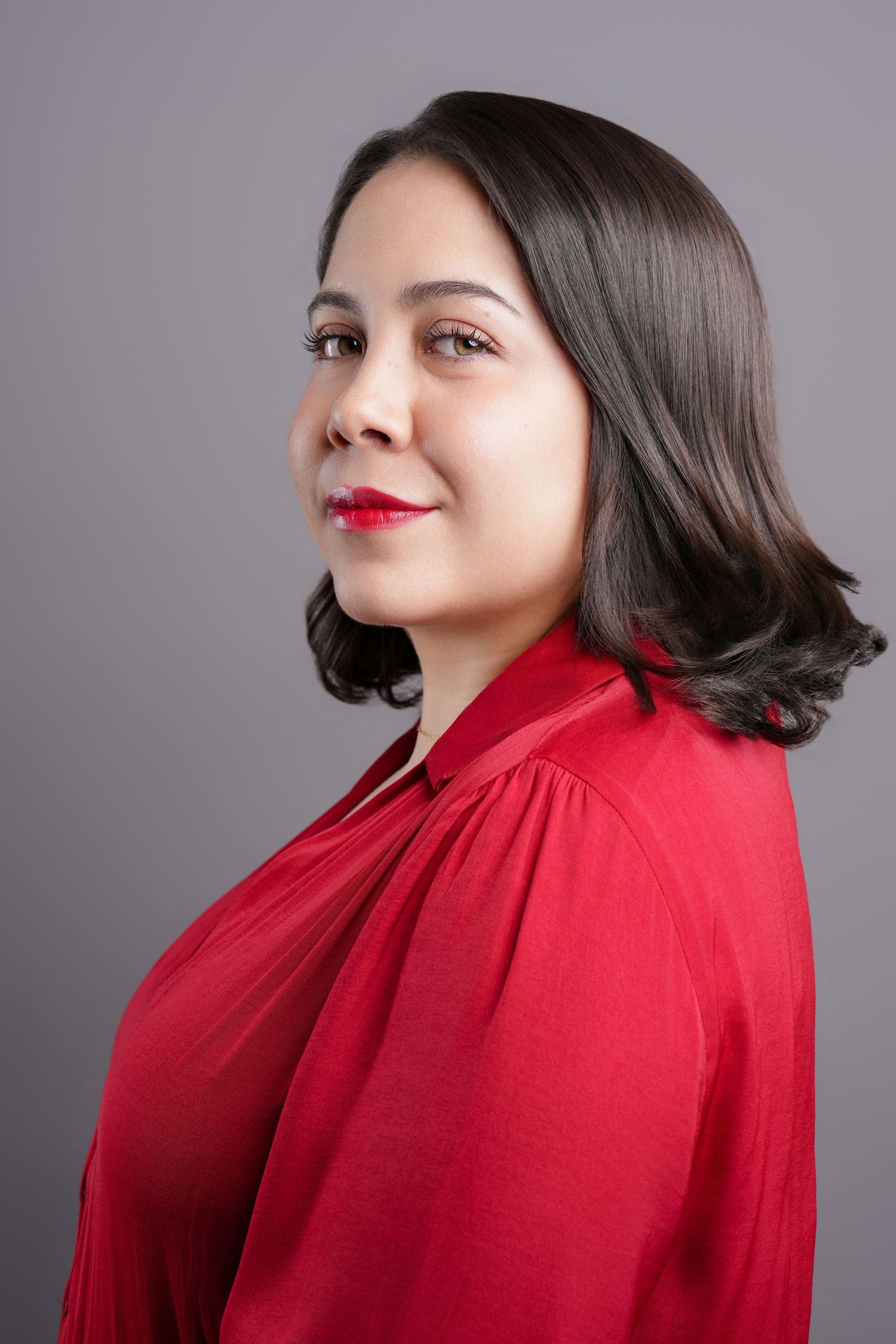 Retrato profesional de mujer con vestido rojo — SpencPhoto Heredia Costa Rica
