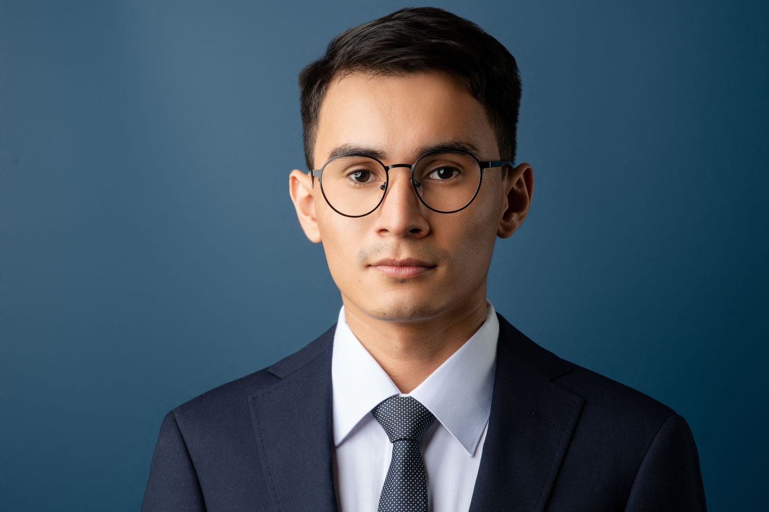 Retrato corporativo de ejecutivo en traje — fotografía profesional Costa Rica