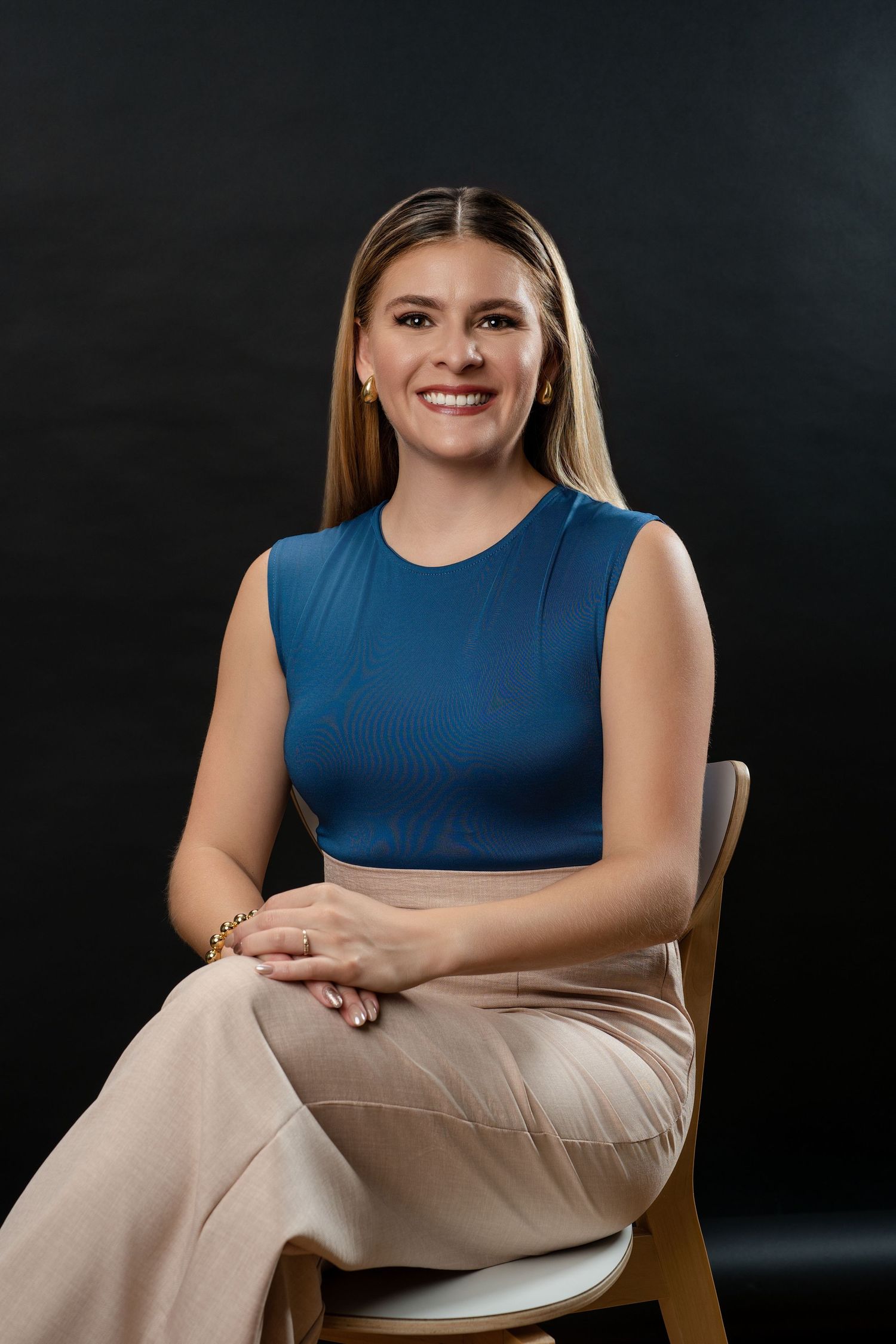 Retrato profesional de mujer ejecutiva en estudio — SpencPhoto Costa Rica