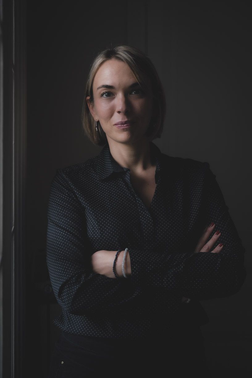Portrait corporate homme, ambiance sombre et caractère — photographe Paris CYRBOX Leica