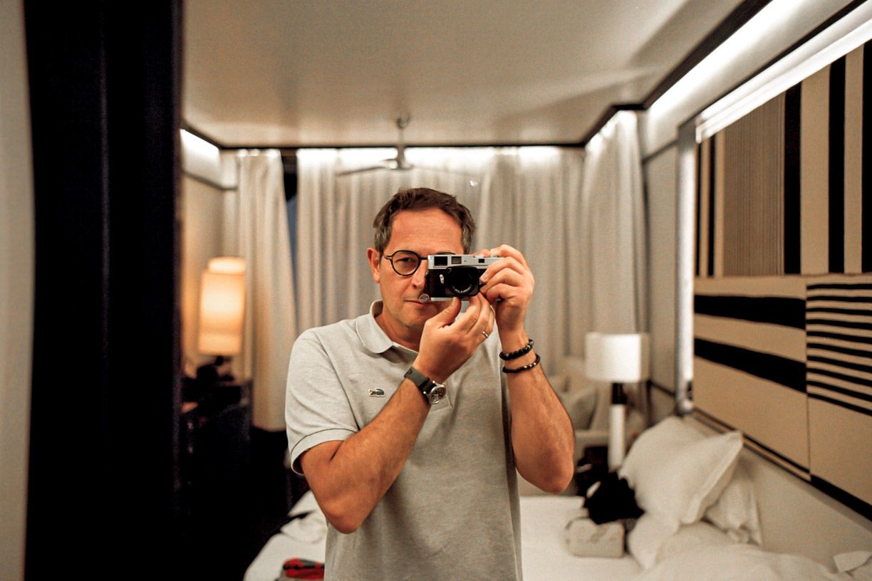 Autoportrait Cyril Cornet au Leica, miroir — photographe CYRBOX argentique