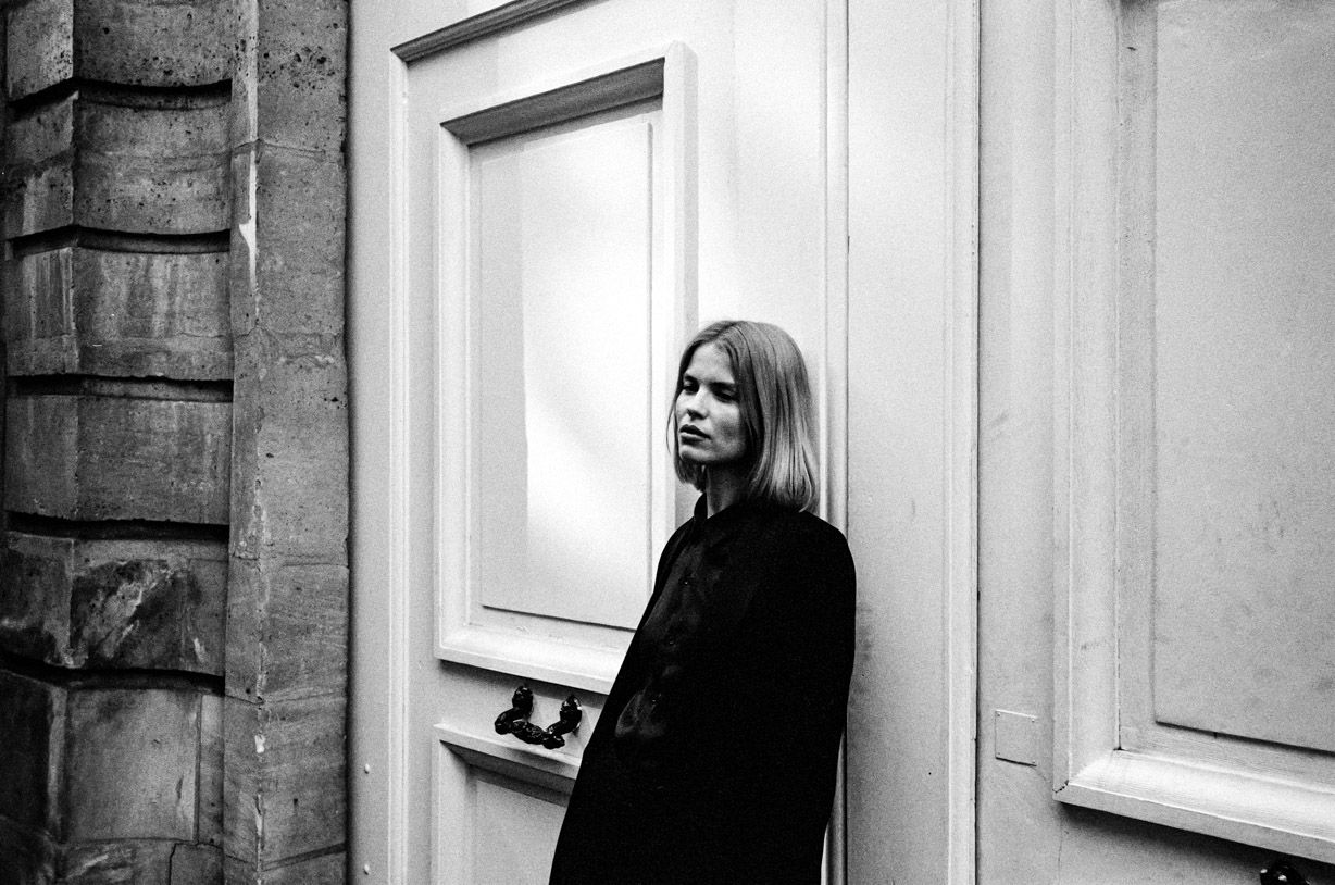 Portrait corporate femme en lumière naturelle, architecture — photographe Paris CYRBOX Leica