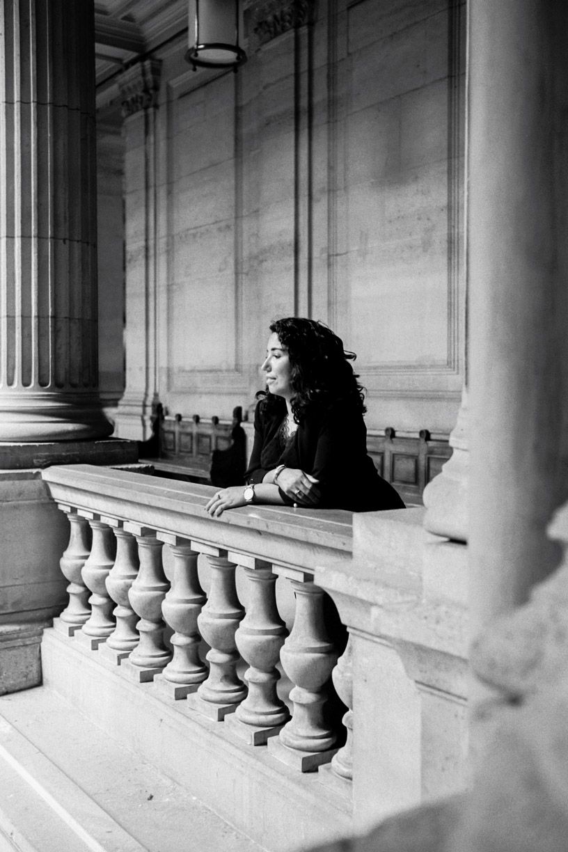 Portrait femme en lumière naturelle fenêtre, argentique — CYRBOX Cyril Cornet