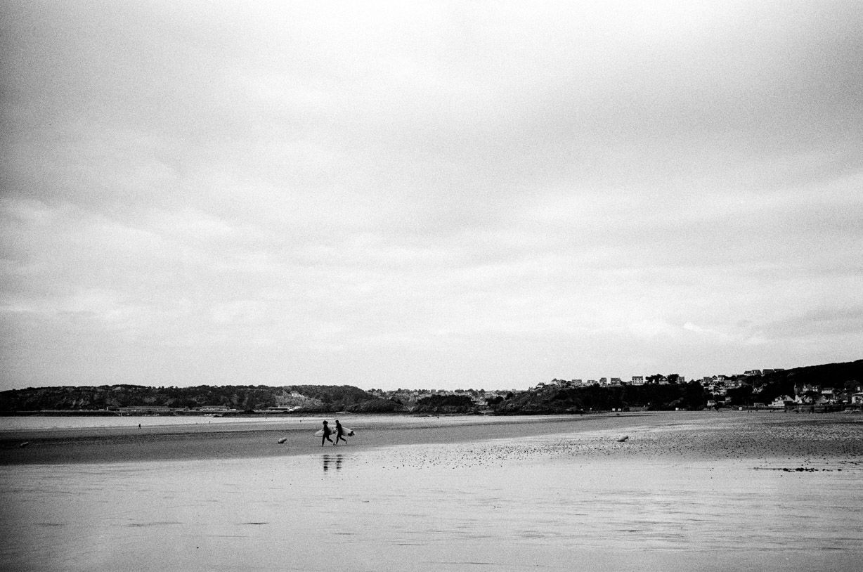 Paysage côtier argentique, solitude et horizon — CYRBOX Cyril Cornet