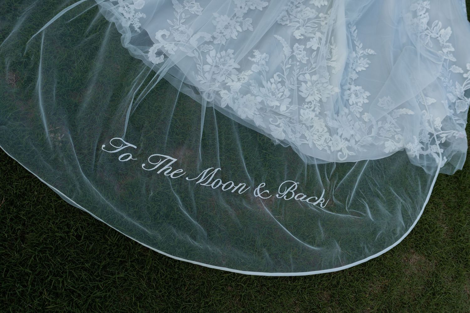 Wedding veil with embroidered 