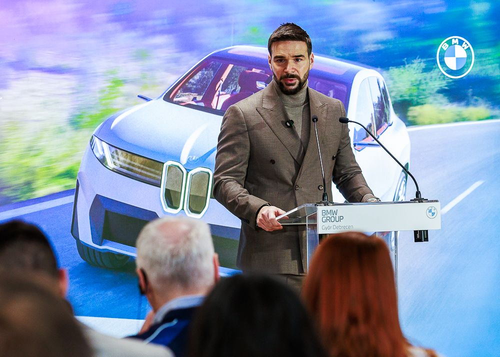 Barcsa Lajos felszólal a Debreceni BMW gyár sajtótájékoztatóján.