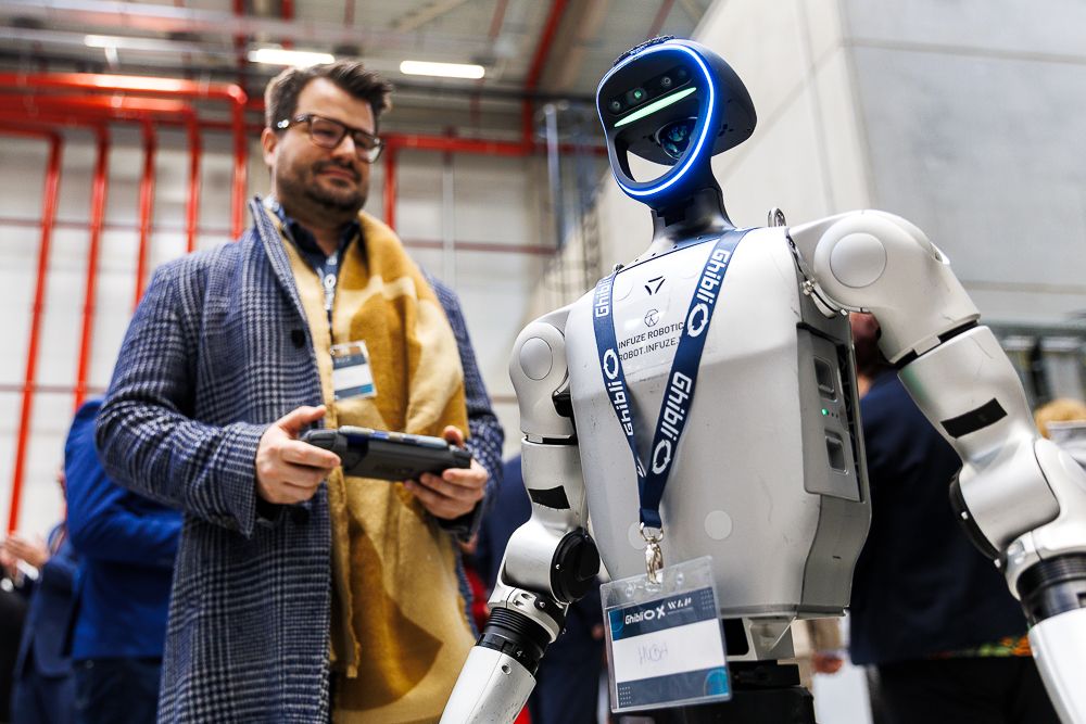 Humanoid robot és kezelője a Ghibli logisztikai központ átadóján.