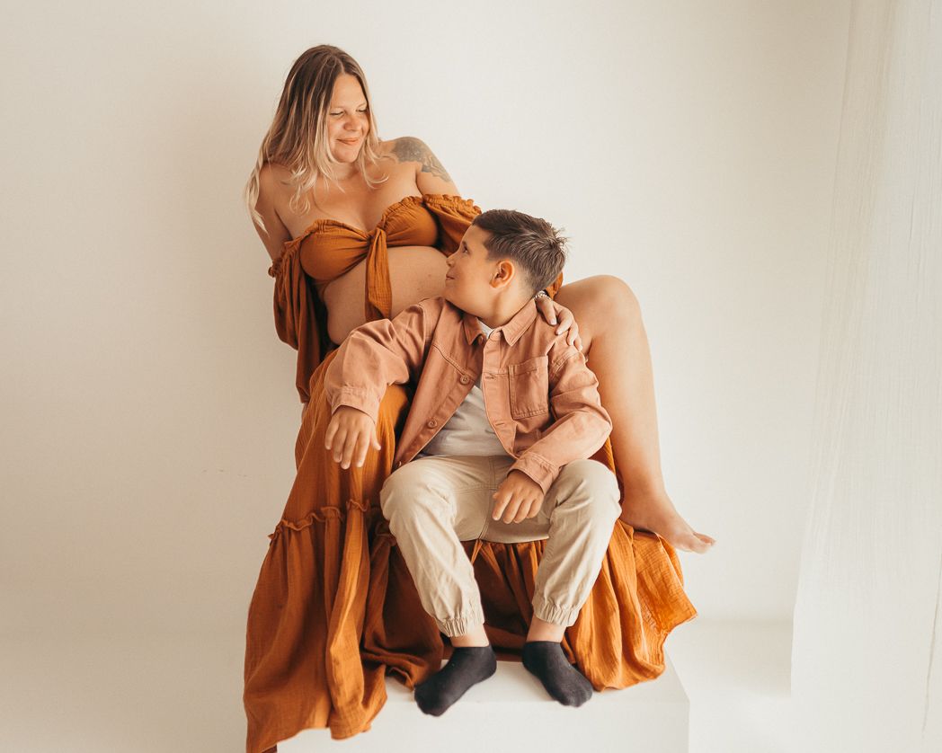 Fotografía de embarazo en Girona y alrededores. Sesión de maternidad en estudio con luz natural y tonos cálidos.