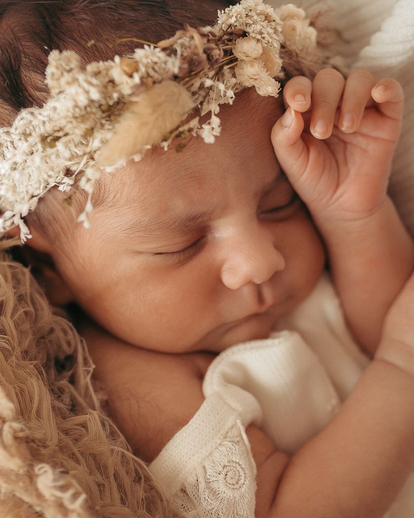 Retrato artístico de una bebé recién nacida dormida durante una sesión de fotografía newborn en La Cellera de Ter.