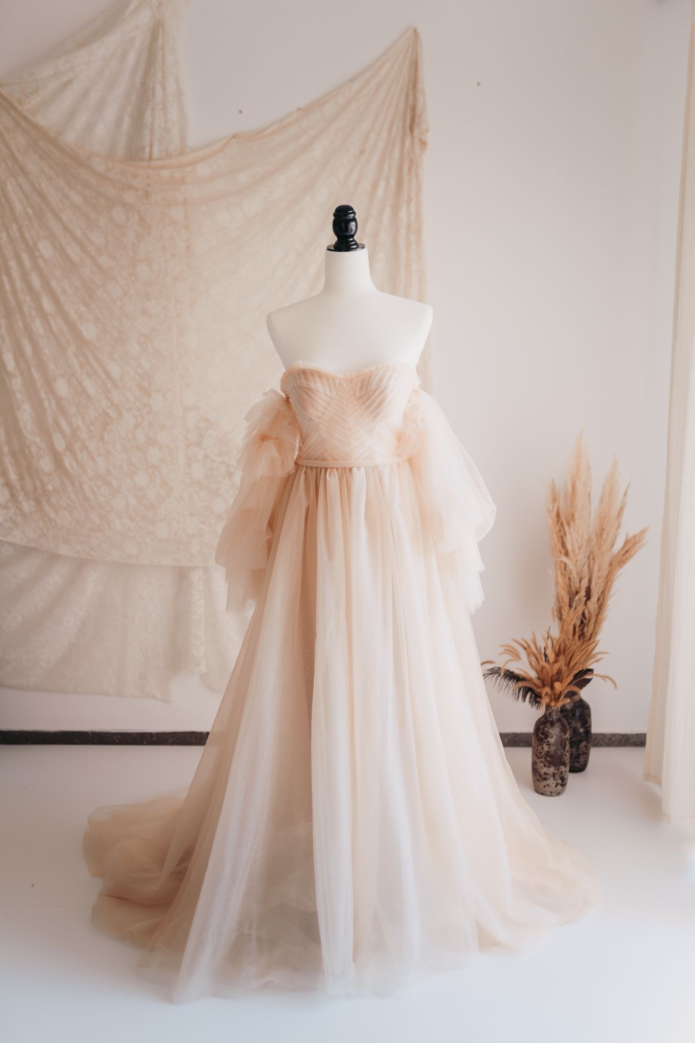 Armario de cliente con vestidos disponibles para las sesiones en el estudio o exterior de fotografía de María Guerrero en La Cellera de Ter.