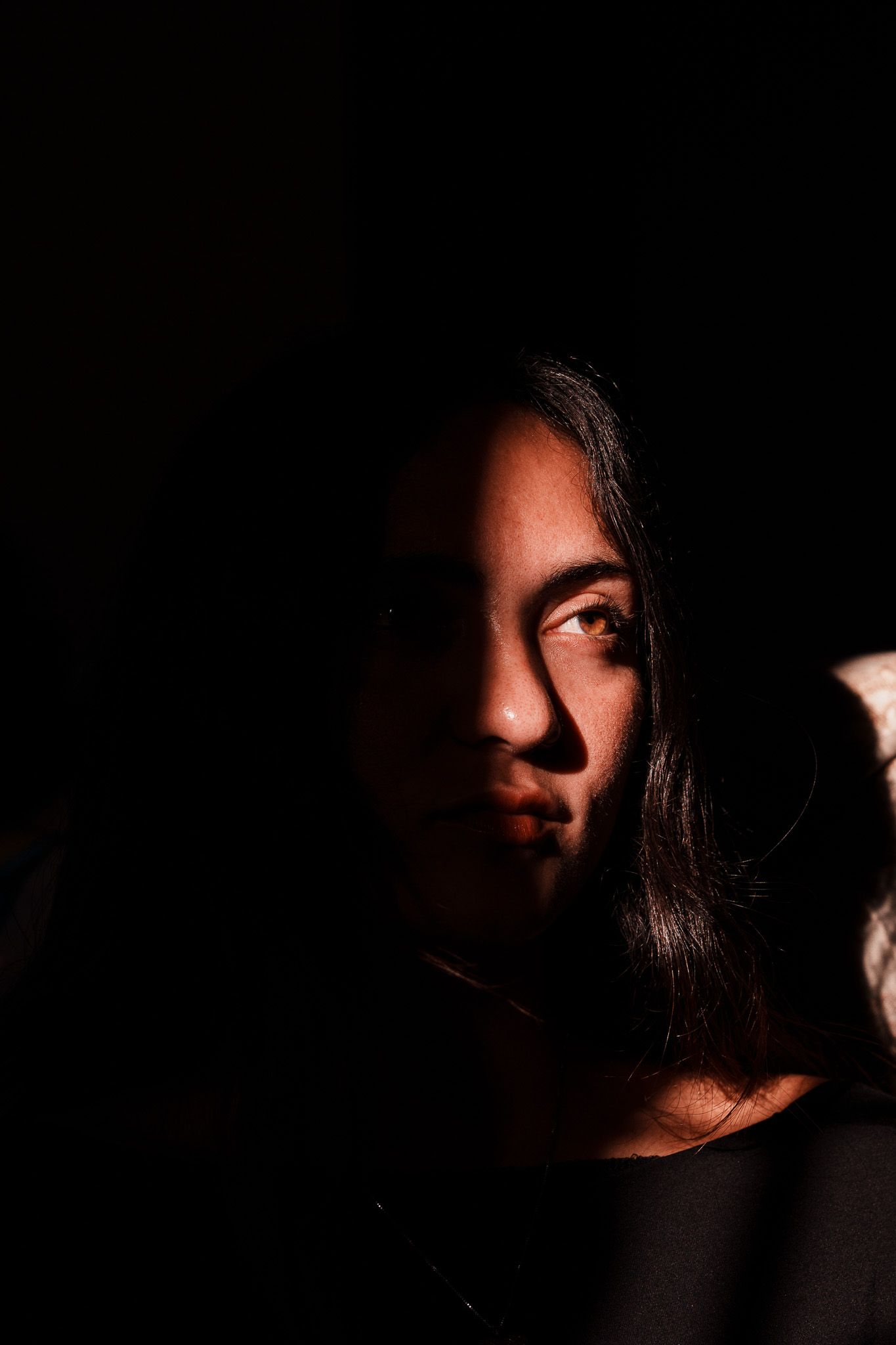 close up with a womans eye in focus with the sunlight perfectly hitting her left eye.