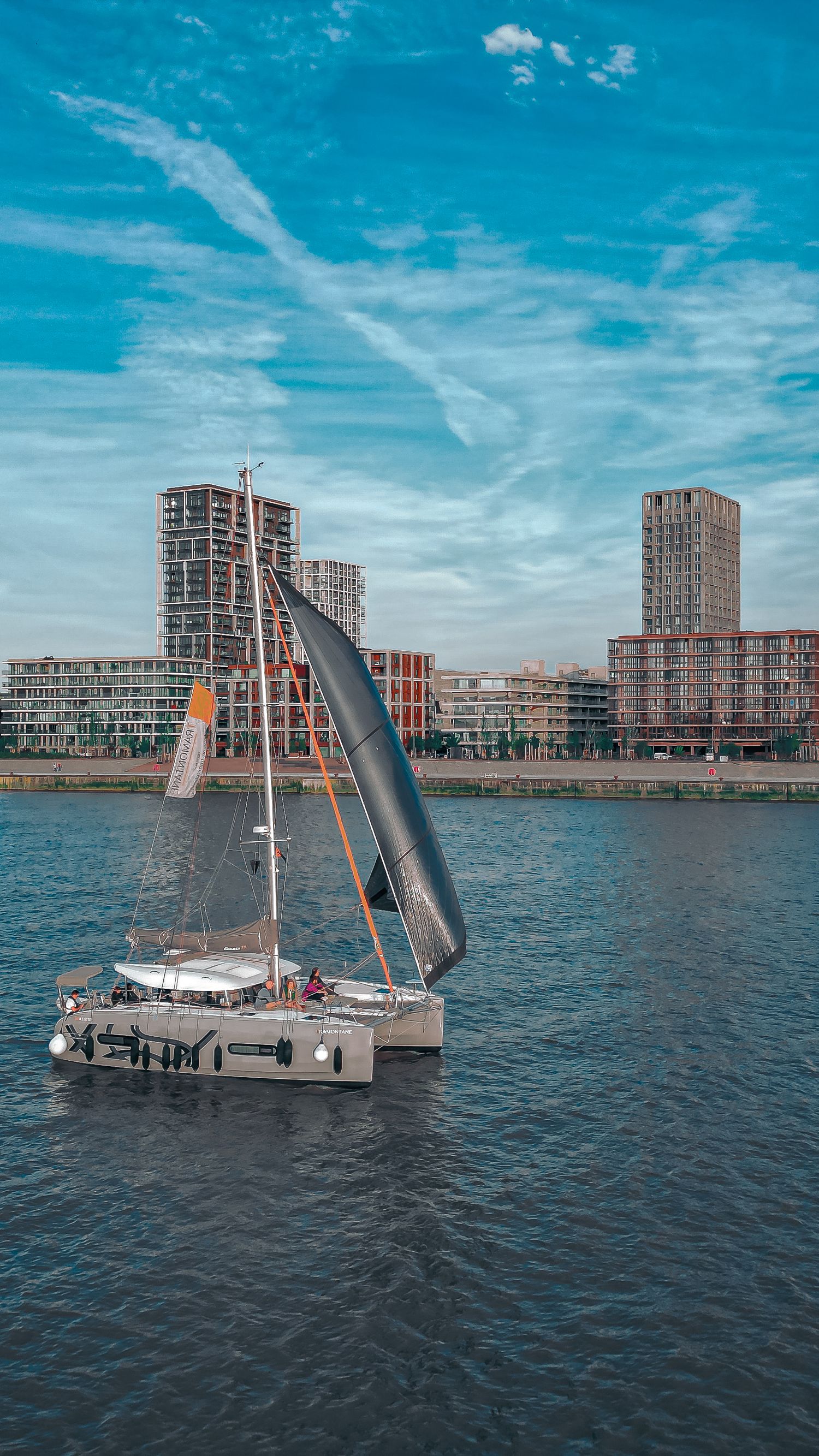Iconisch stadsgezicht van Antwerpen met een hefbrug over de rivier, vastgelegd door Roger