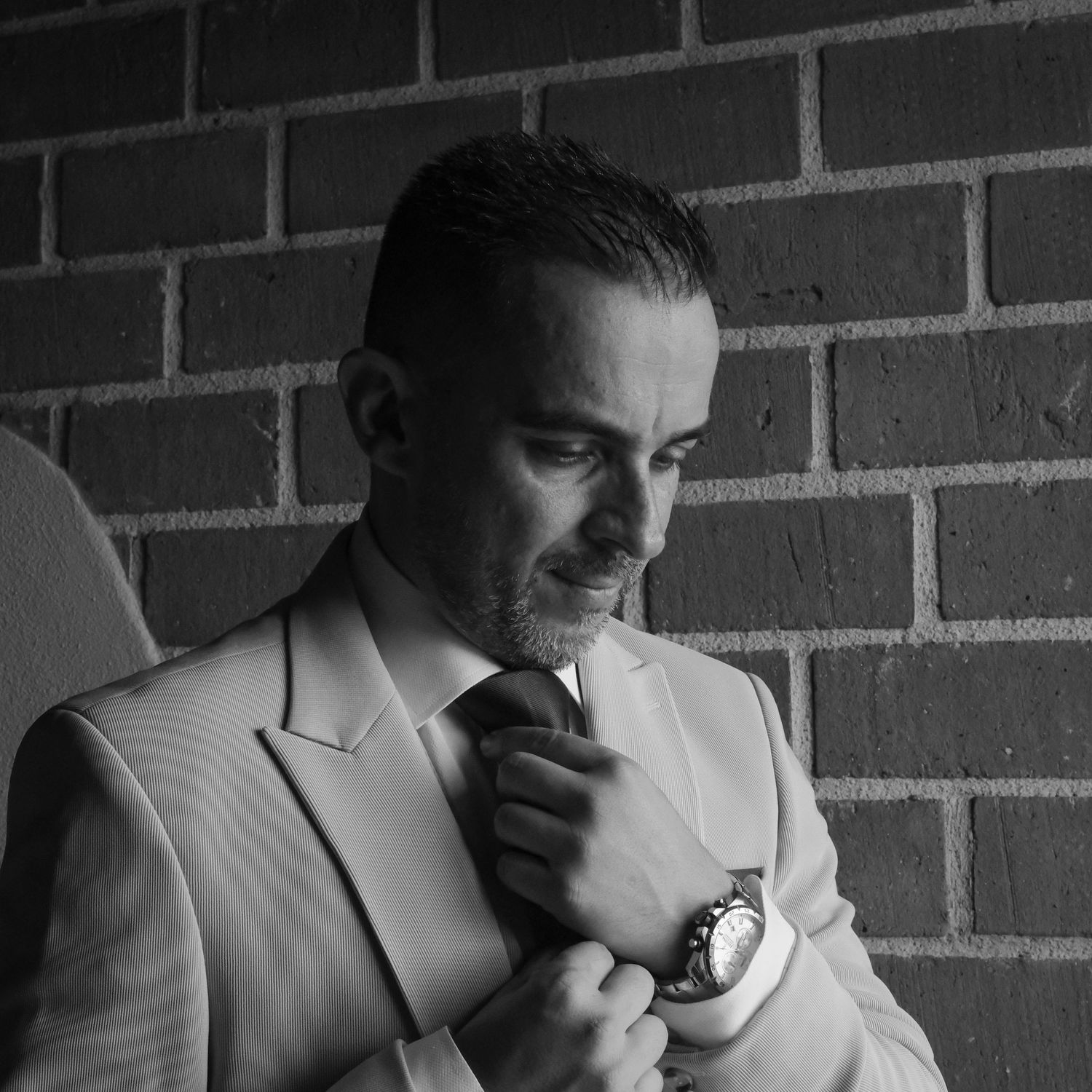 Retrato del novio en blanco y negro. Fotografía artística y profesional realizada en Bilbao.
