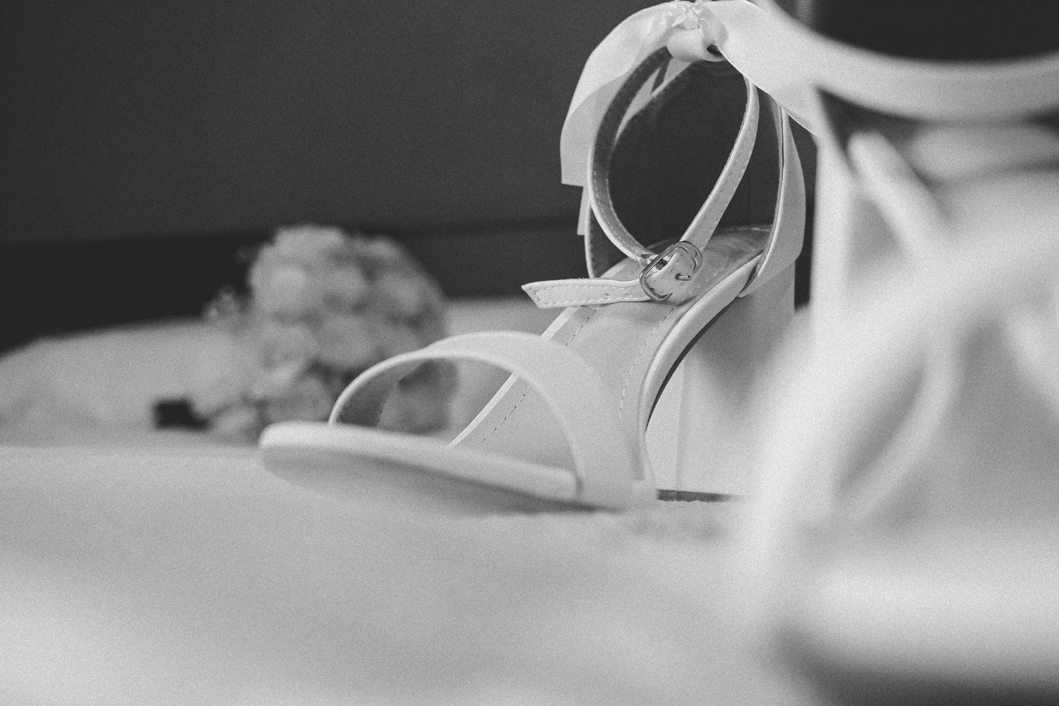 Accesorios de la novia.
Fotografía artística en blanco y negro