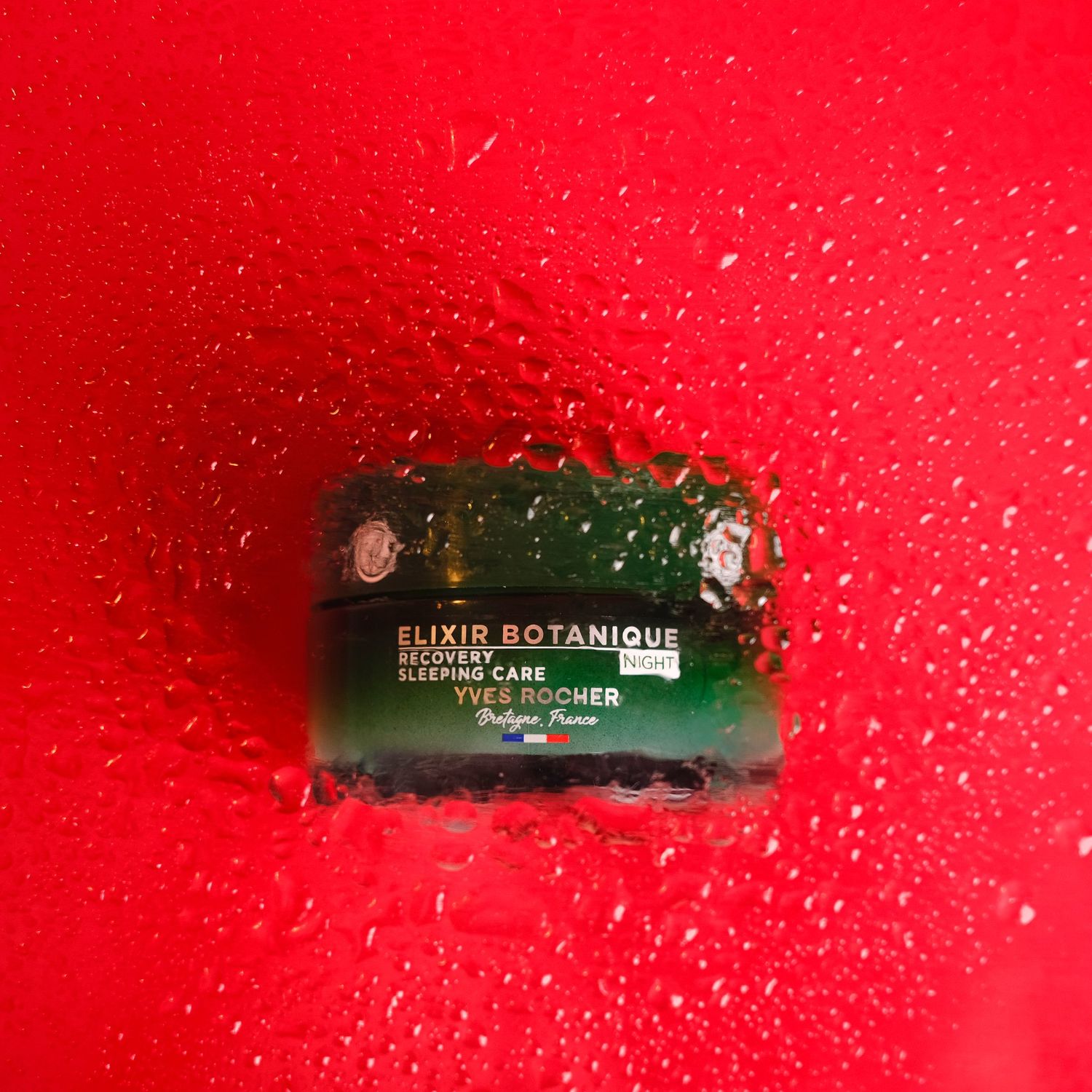 Fotografía de producto sobre fondo rojo vibrante. Imagen de alto impacto para campañas visuales y venta online.