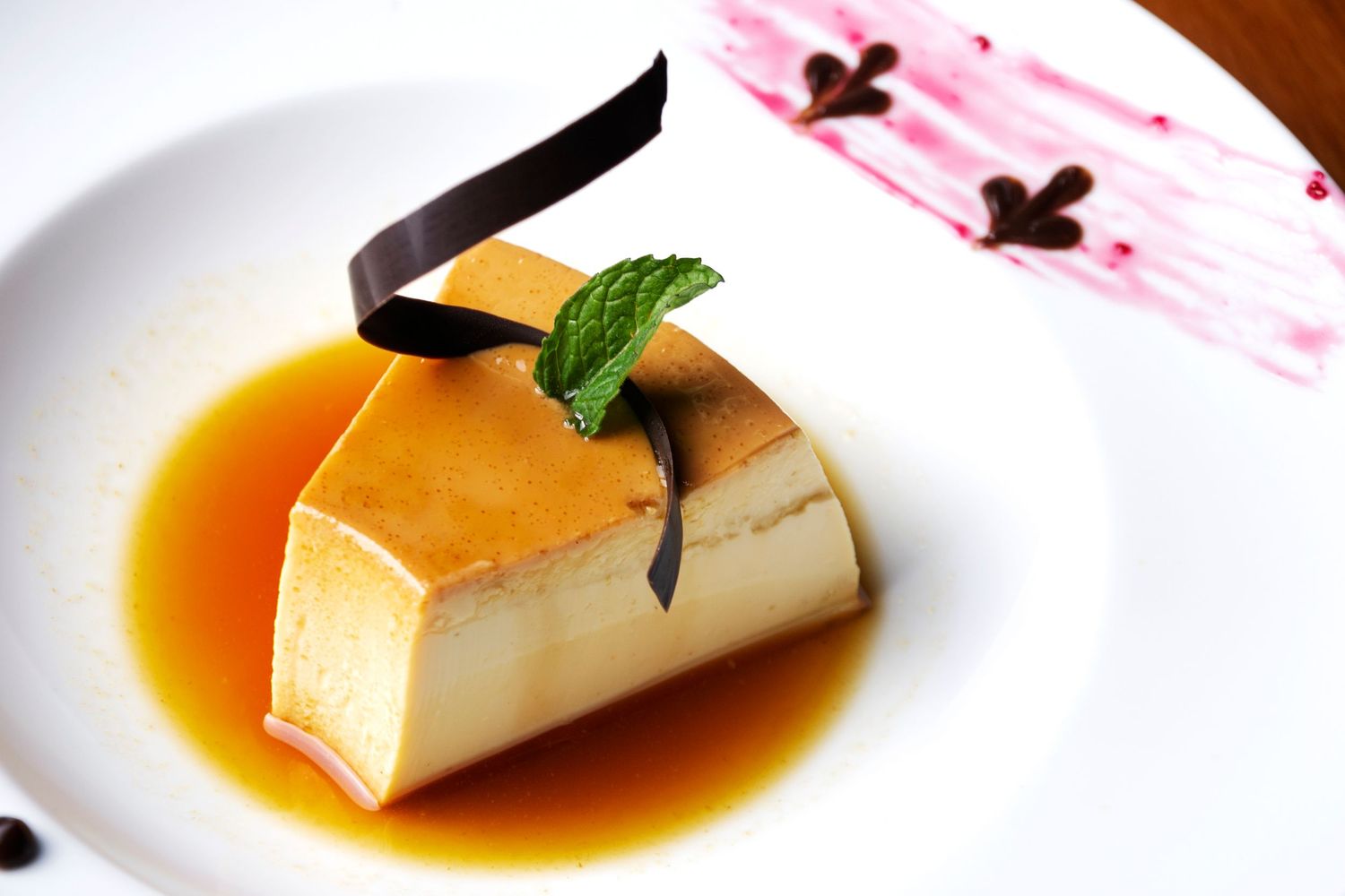 Postre elegante con salsa y decoración minimalista, fotografía gastronómica de autor.
