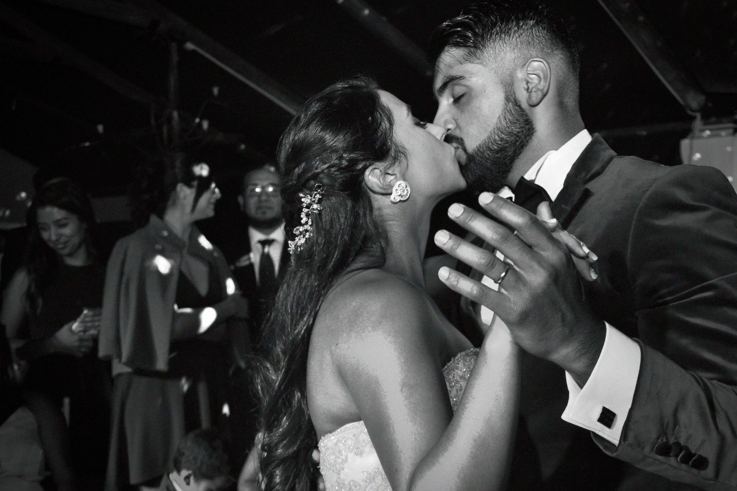 Retrato de novios besandose en la pista de baile.
Fotografía de boda profesional en Asturias.